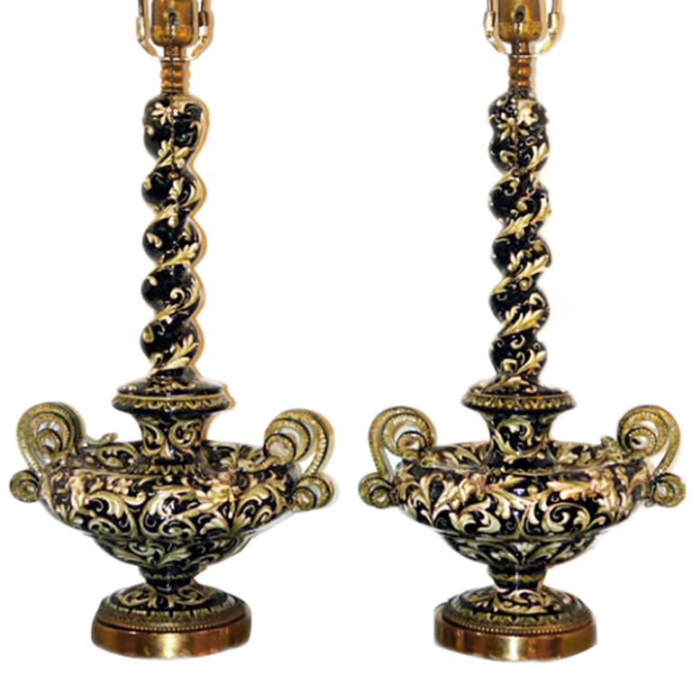 Ein Paar italienische, handbemalte Keramik-Tischlampen um 1900. 

Abmessungen:
Höhe des Körpers: 18