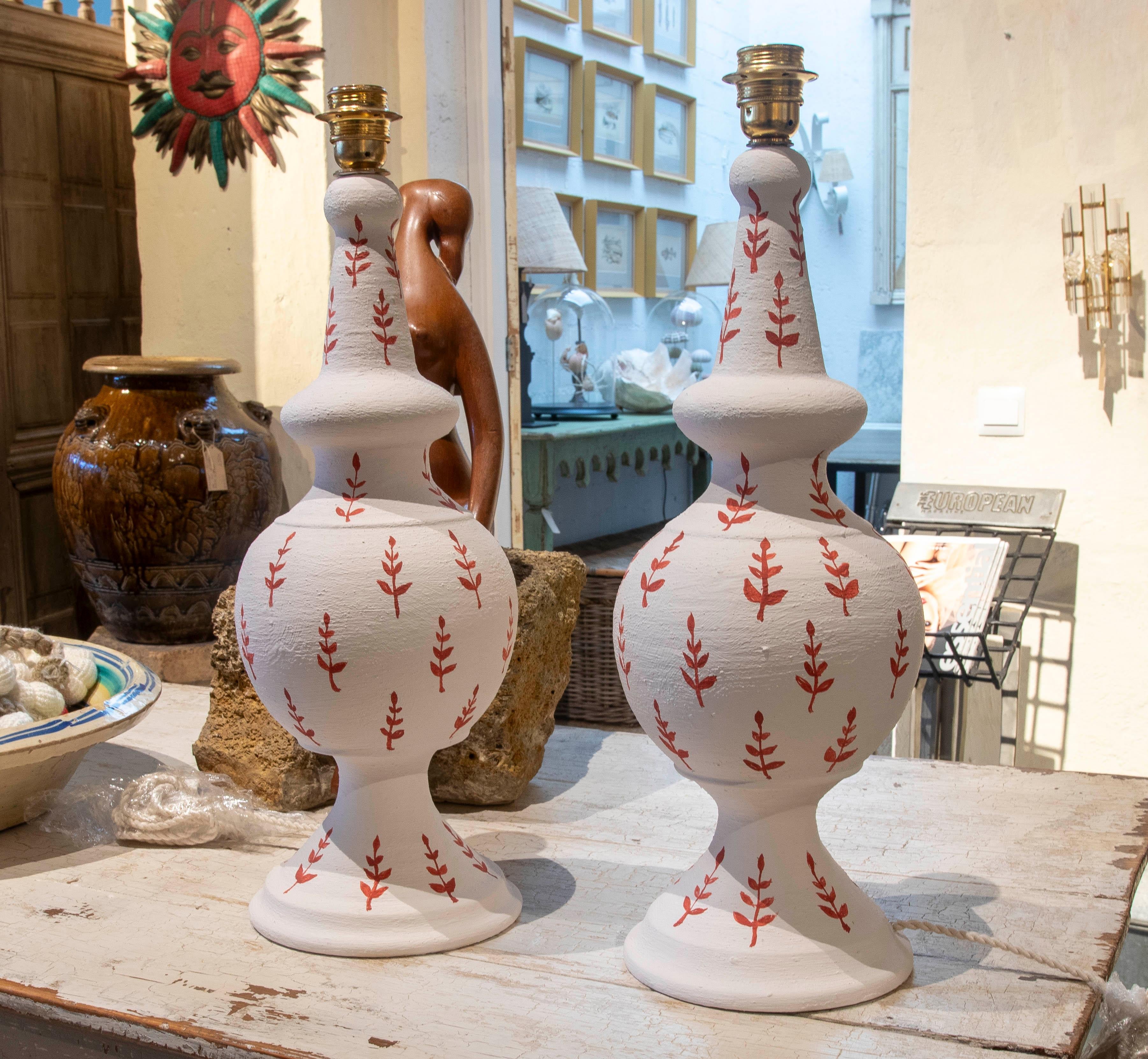Pair of Hand-Painted Ceramic Lamps with Red Flower Decoration In Good Condition In Marbella, ES