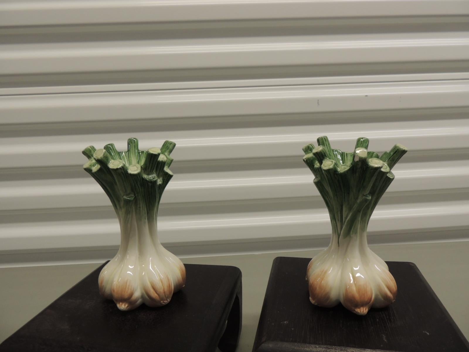 Pair of hand painted green and white ceramic onions candlesticks
Hand painted ceramic onion candleholders.
From Fitz & Floyd.
Stand not included
Measures: 6 x 3 x 3.