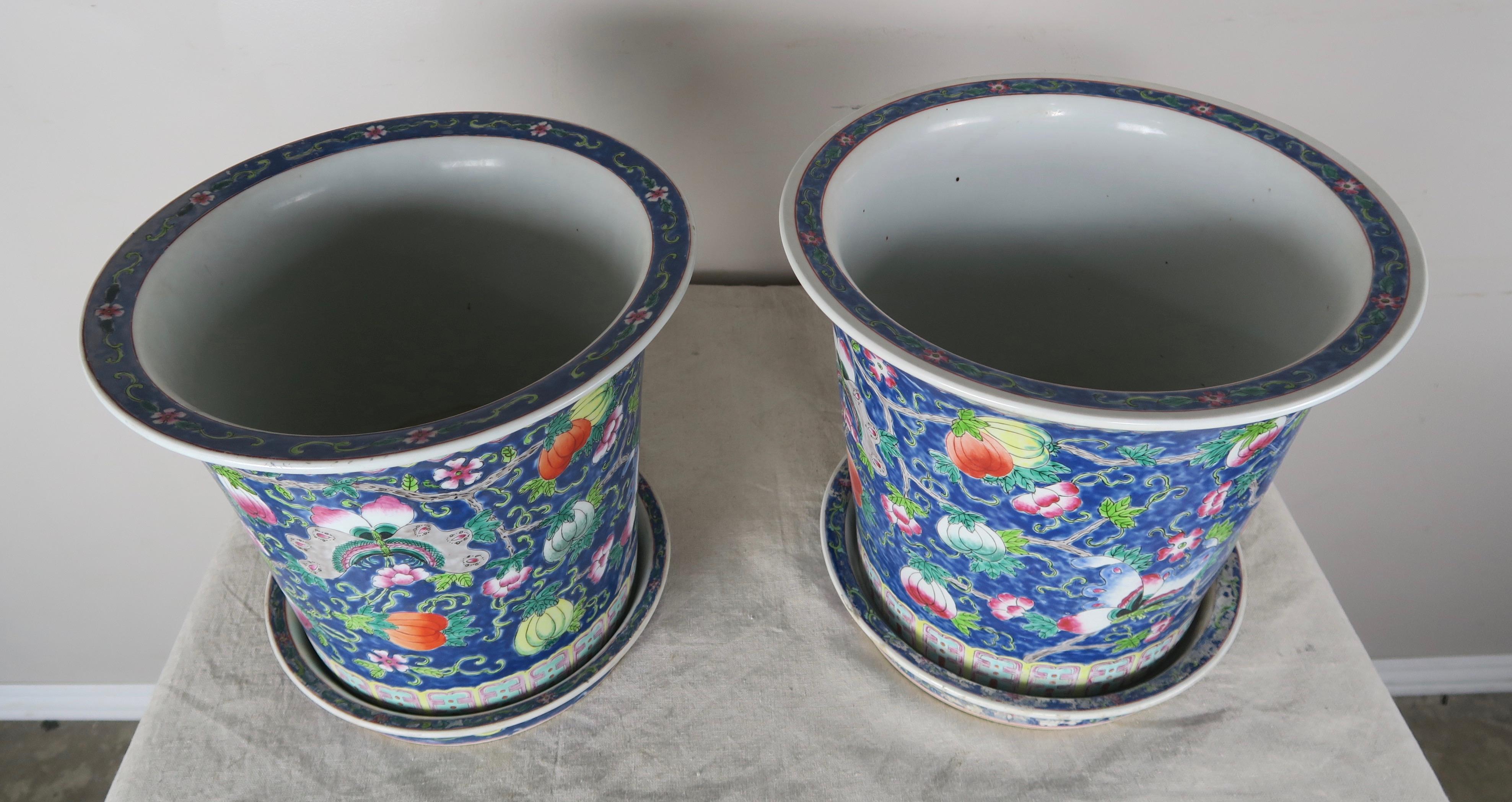 Pair of Hand Painted Ceramic Pots In Good Condition In Los Angeles, CA