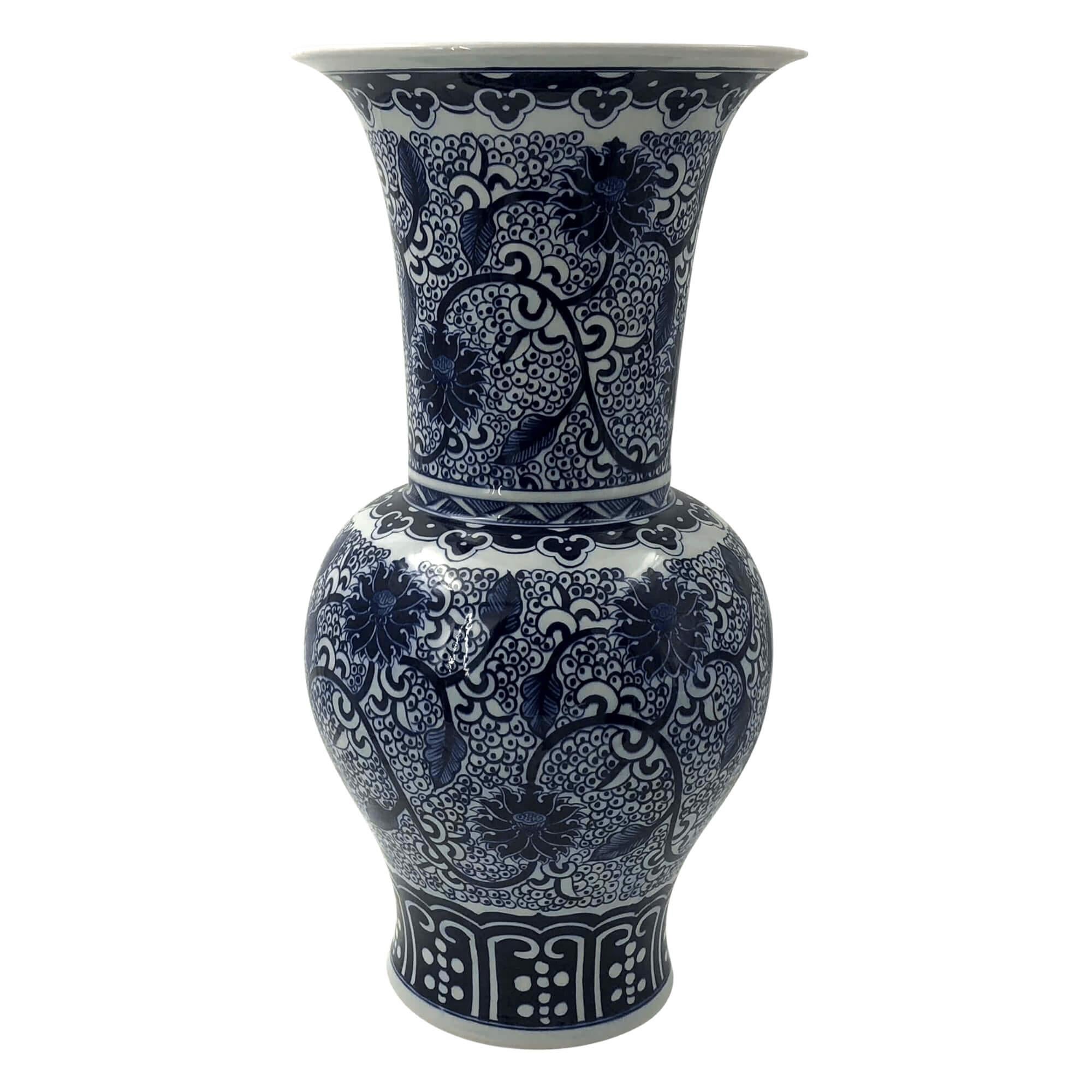 Una bella coppia di vasi cinesi a bocca larga in bianco e blu, dipinti a mano e decorati con fiori. 

Dimensioni: 10