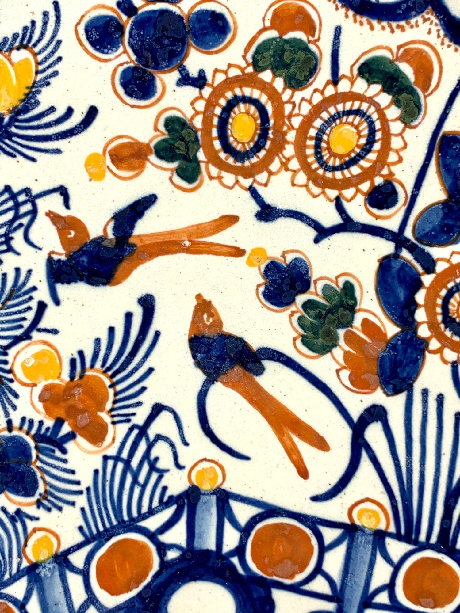 Diese holländischen Pfannkuchenteller sind mit einer wunderschönen handgemalten Szene in den kräftigen Imari-Farben Kobaltblau und Eisenrot verziert, die durch Waldgrün und leuchtendes Gelb ergänzt werden, was die Verwendung von Vergoldung ersetzt.