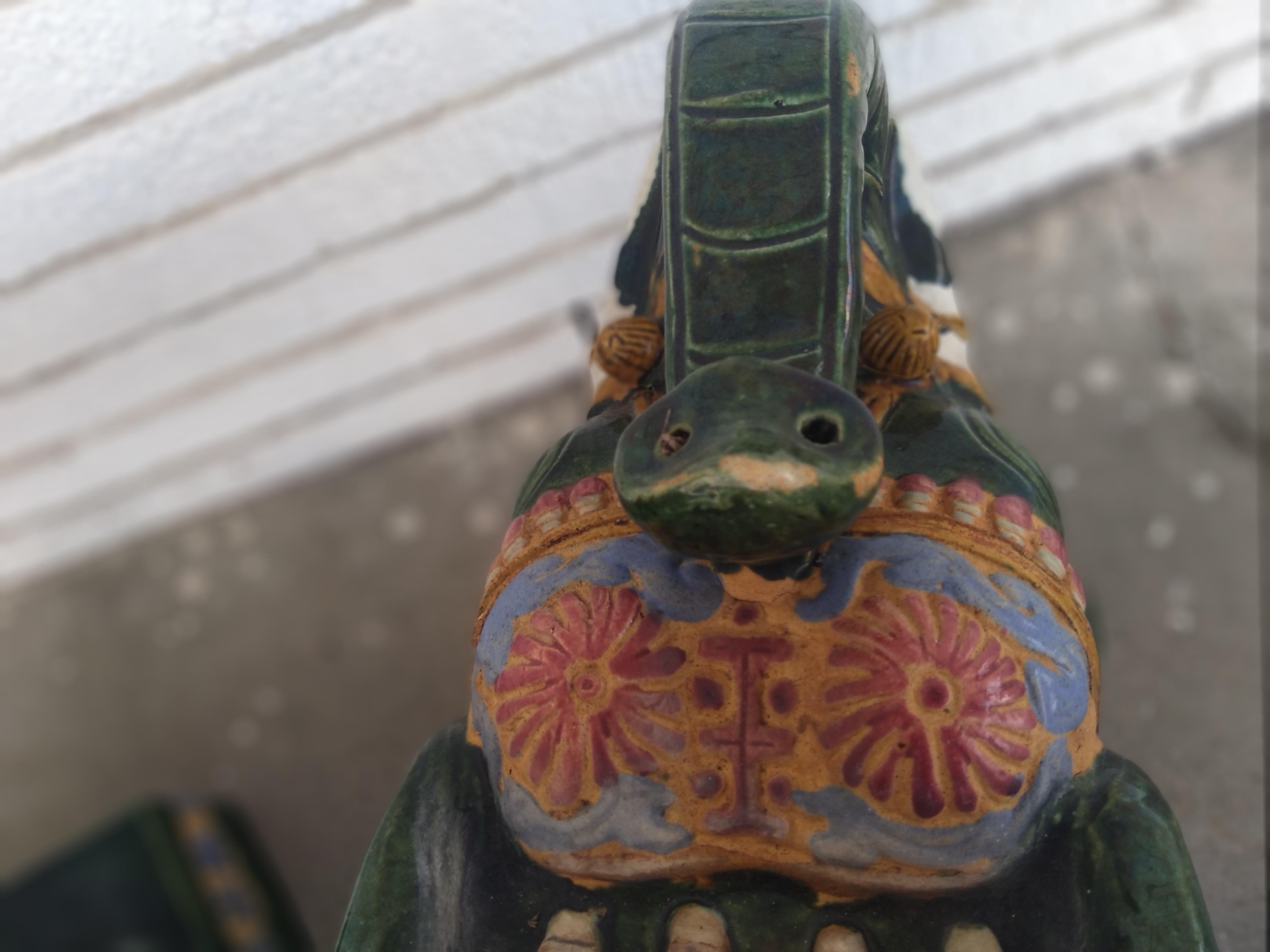 Si tratta di una bella coppia di sgabelli da giardino a forma di elefante in ceramica. Sono sgabelli oversize dipinti a mano. Sono piuttosto densi di peso e di pezzi di qualità. 