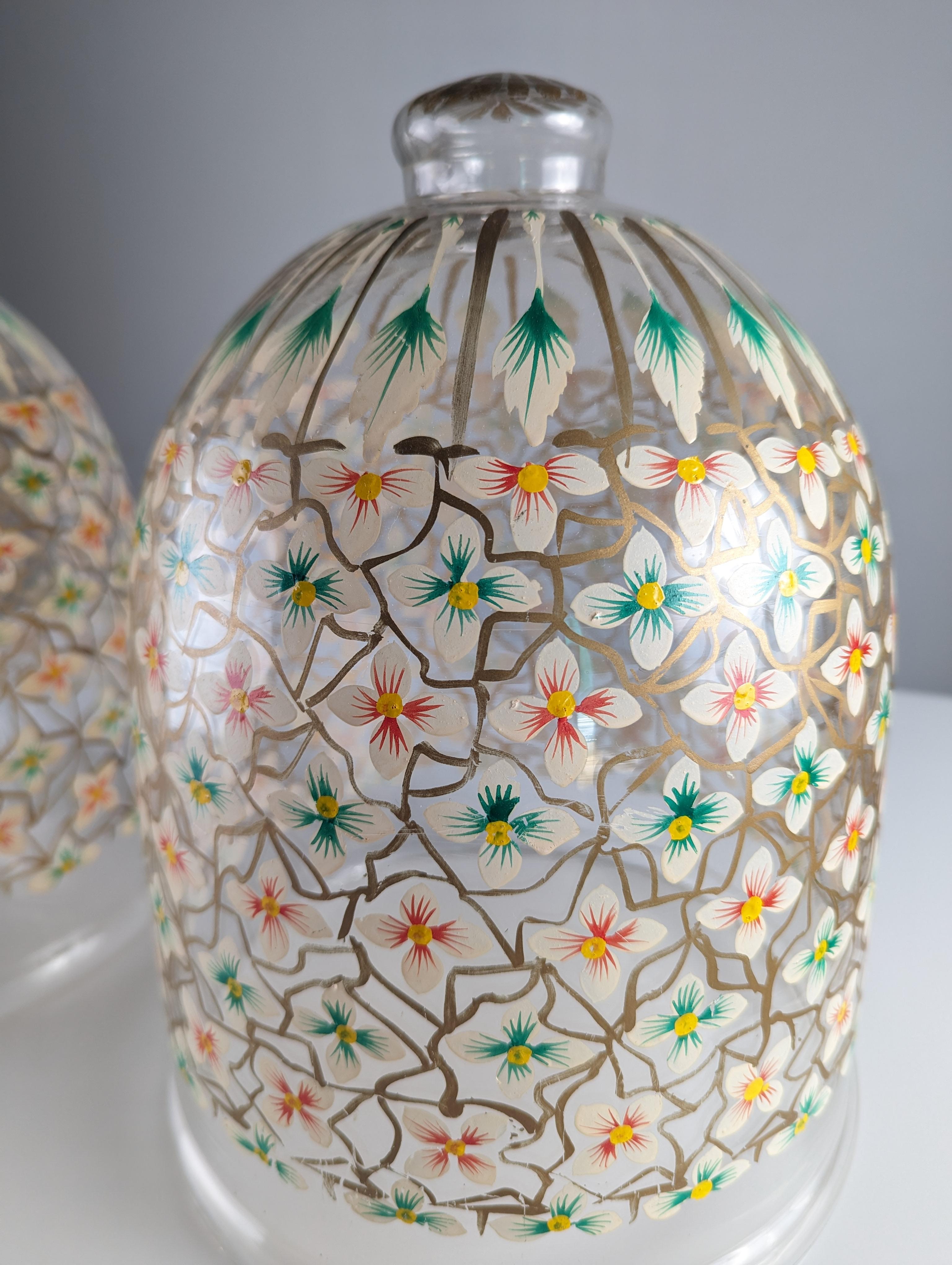 Pair of hand-painted floral glass lanterns In Good Condition For Sale In Benalmadena, ES