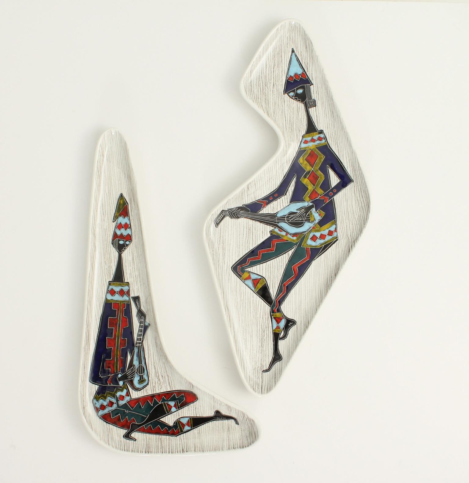 Ein Paar italienisches Geschirr in freier Form aus den 1950er Jahren, signiert Man. Handbemalte glasierte Keramik. Sie können als Schale oder Tablett oder als Wanddekoration verwendet werden.