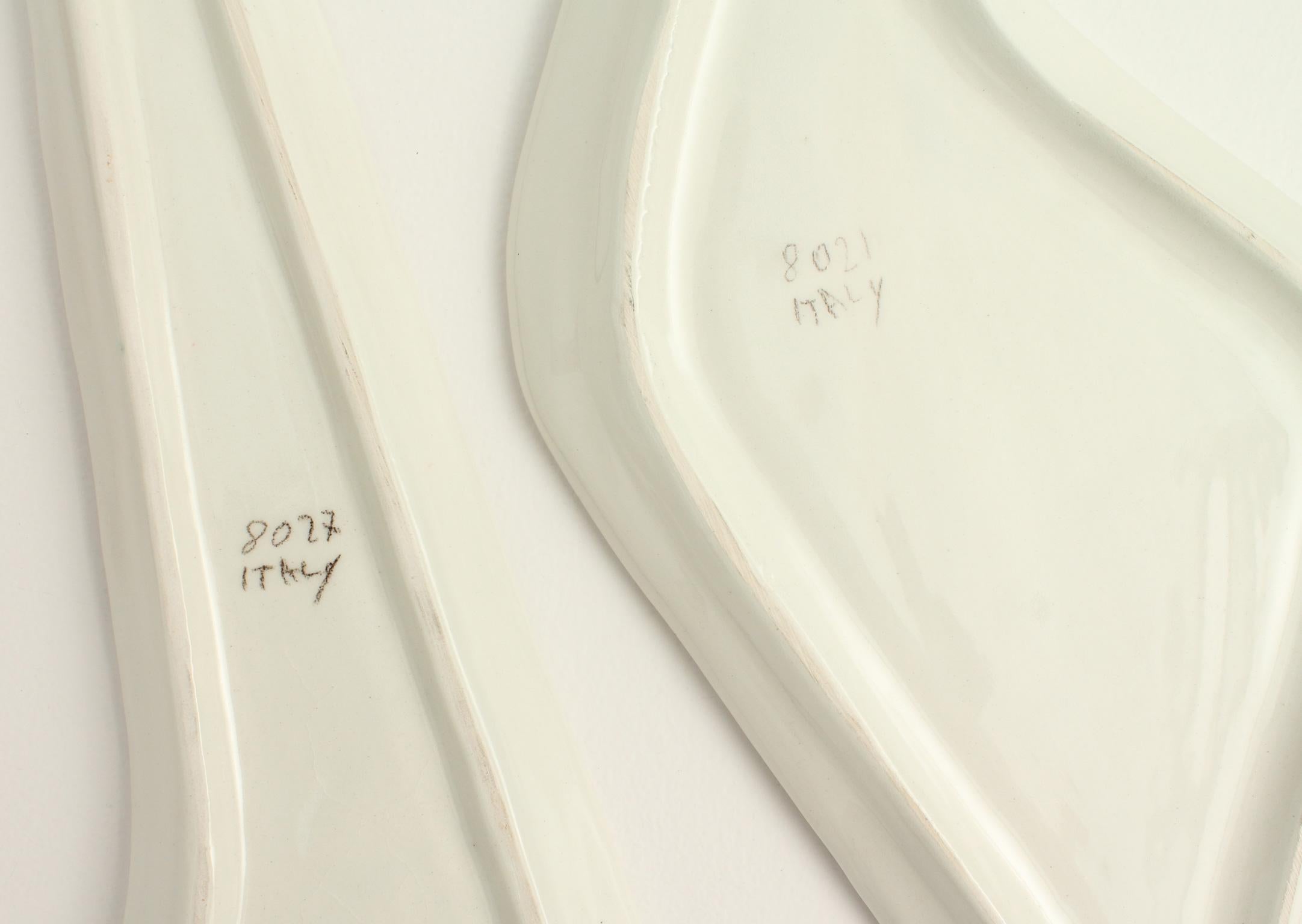 Peint à la main Paire de plats de forme libre peints à la main, Italie, années 1950 en vente