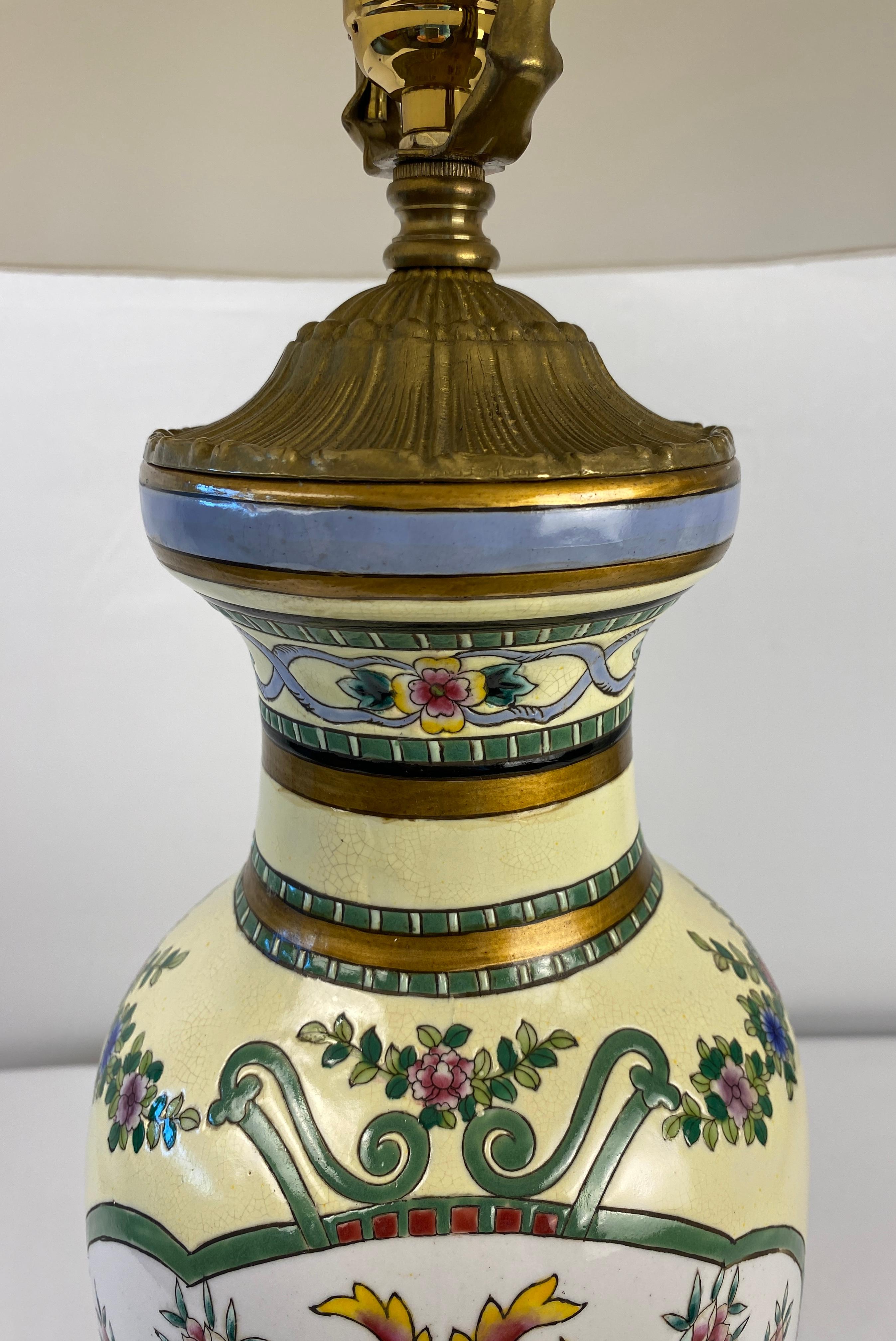 Peint à la main Paire de lampes de bureau françaises peintes à la main en porcelaine et bronze doré en vente