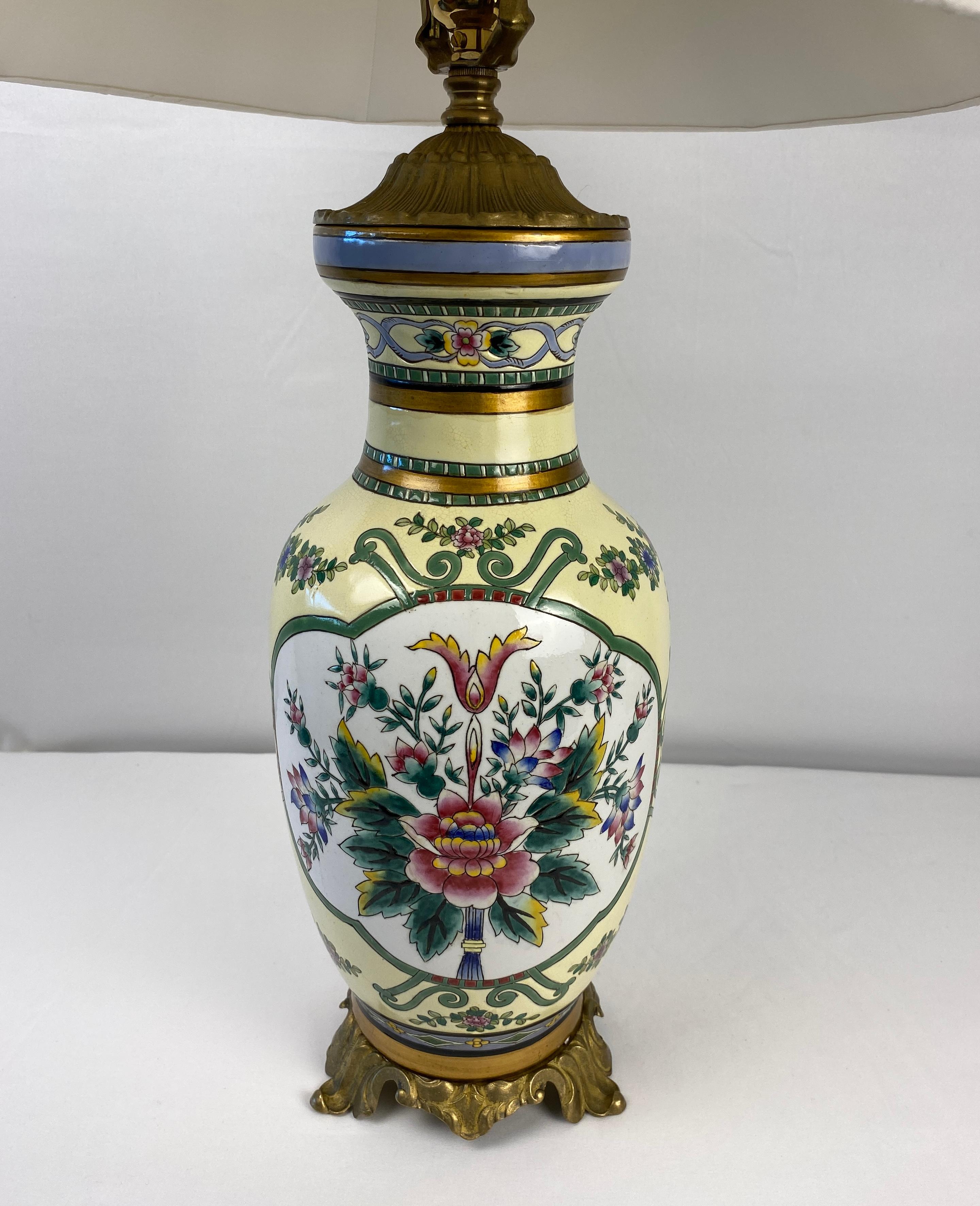 Laiton Paire de lampes de bureau françaises peintes à la main en porcelaine et bronze doré en vente