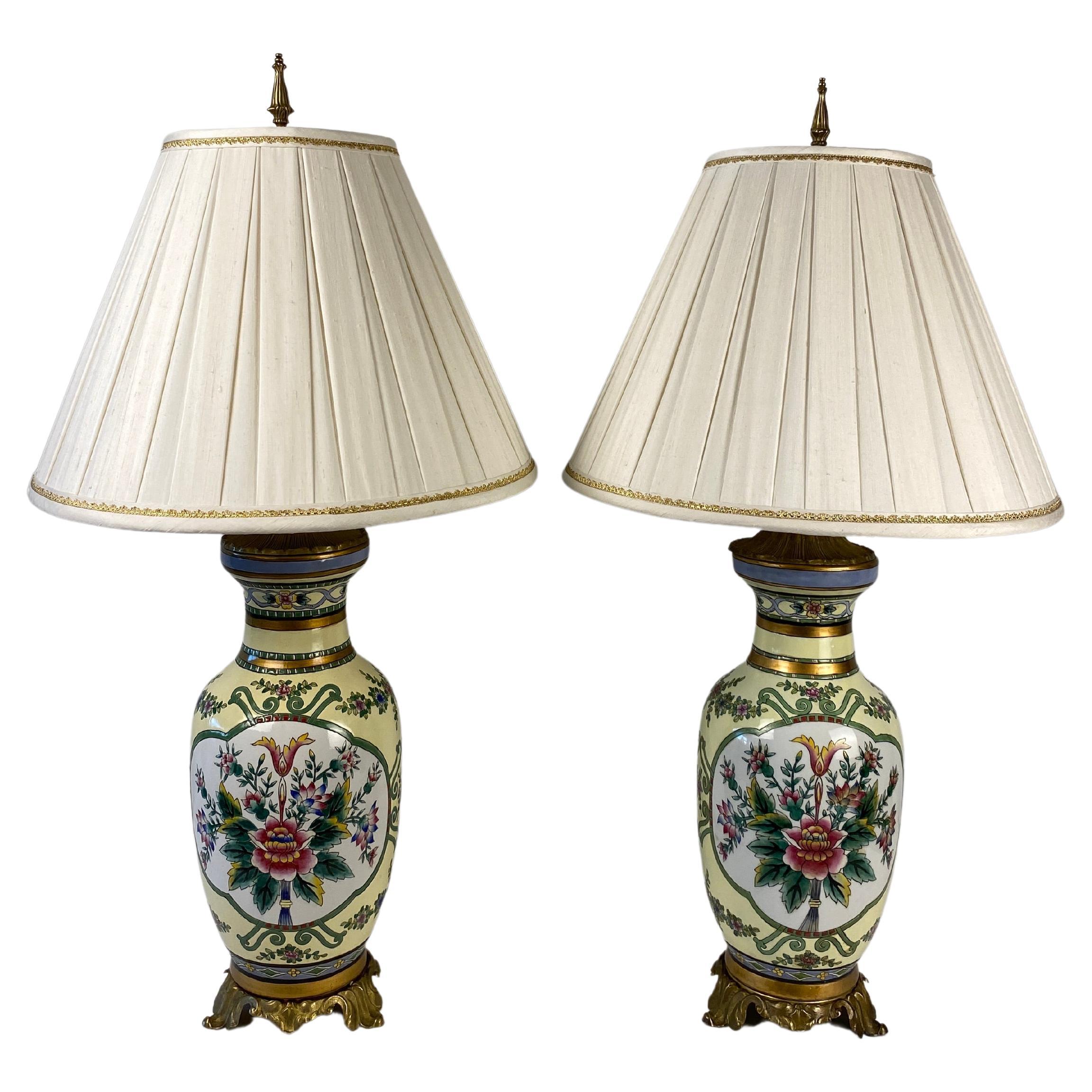 Paire de lampes de bureau françaises peintes à la main en porcelaine et bronze doré en vente