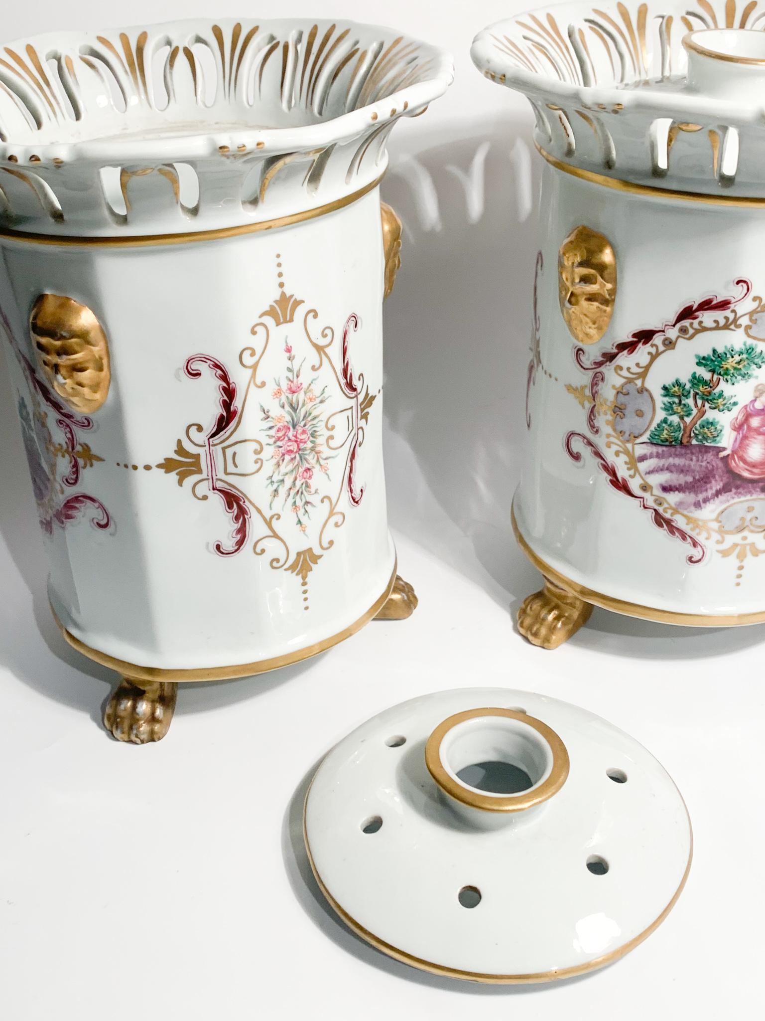Ein Paar handbemalte französische Porzellanvasen/Parfümierer aus den 1950er Jahren im Angebot 8