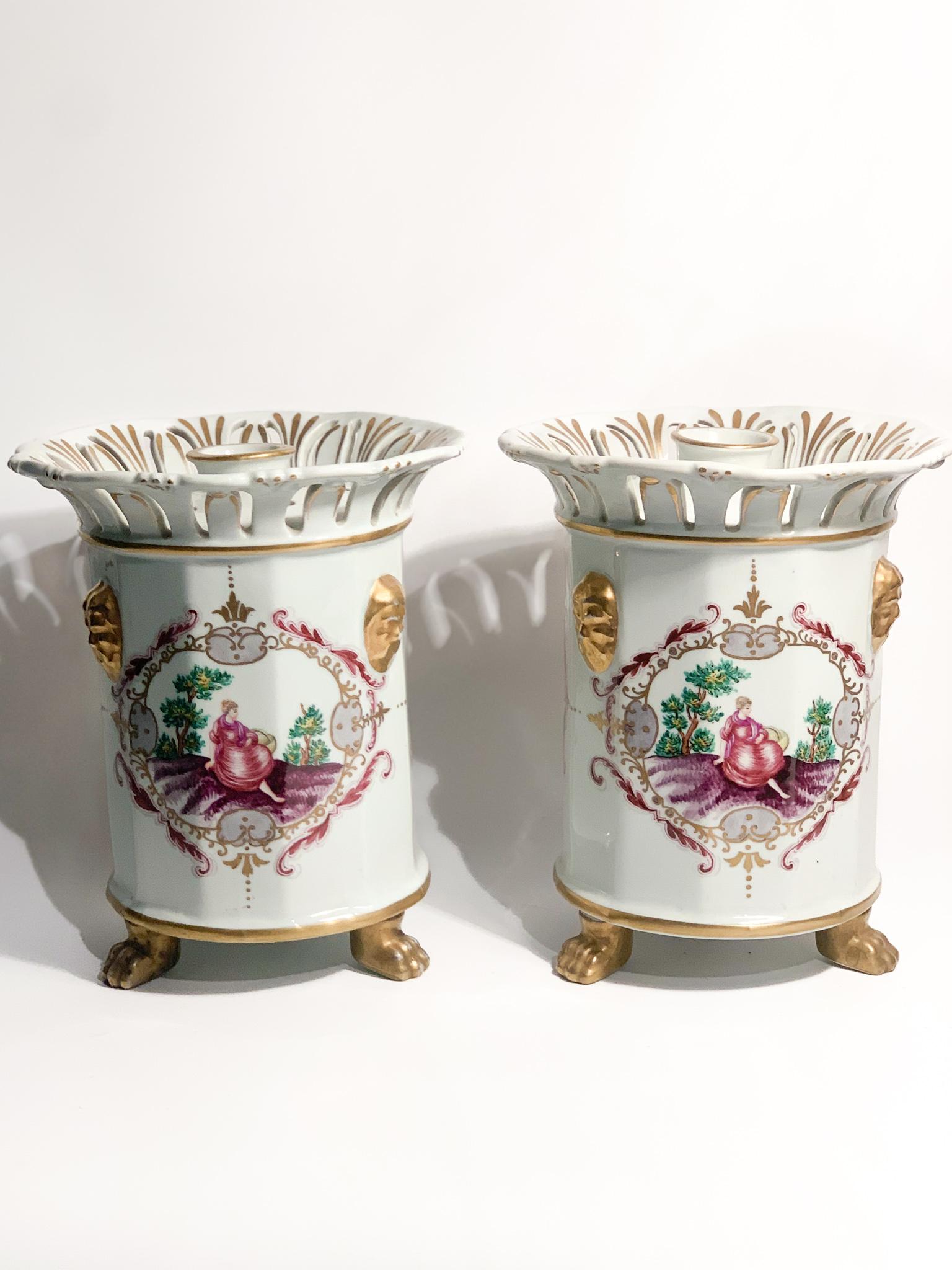 Paar handbemalte französische Porzellanvasen / Parfümhalter, hergestellt in den 1950er Jahren

Ø 18 cm h 22 cm

Ein Stützfuß wurde wiederhergestellt. Weitere Informationen auf Anfrage.