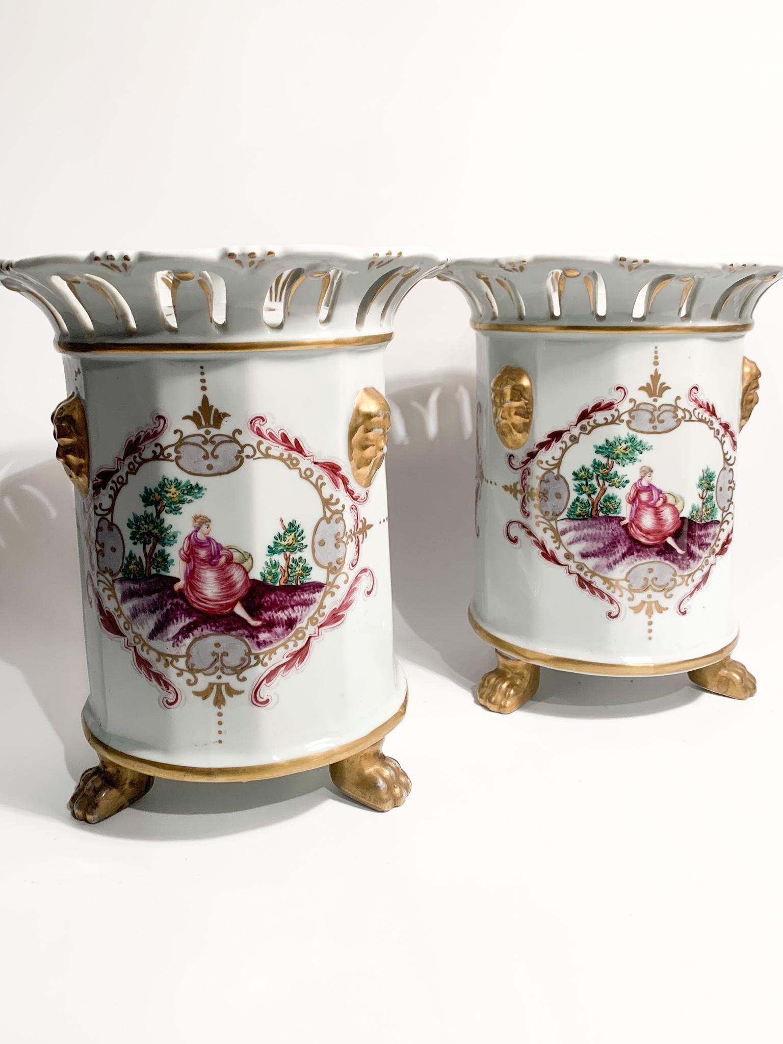 Ein Paar handbemalte französische Porzellanvasen/Parfümierer aus den 1950er Jahren (Louis XVI.) im Angebot