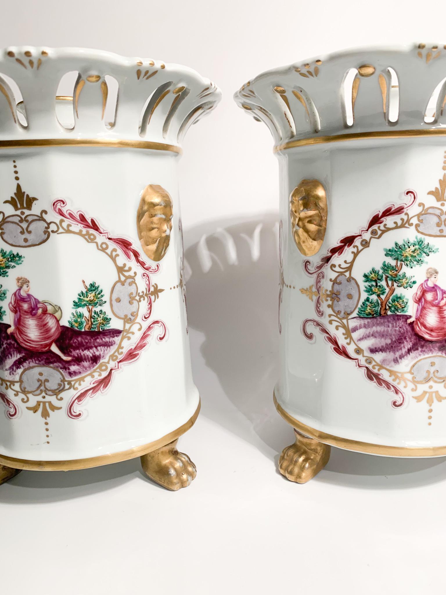 Ein Paar handbemalte französische Porzellanvasen/Parfümierer aus den 1950er Jahren im Angebot 1