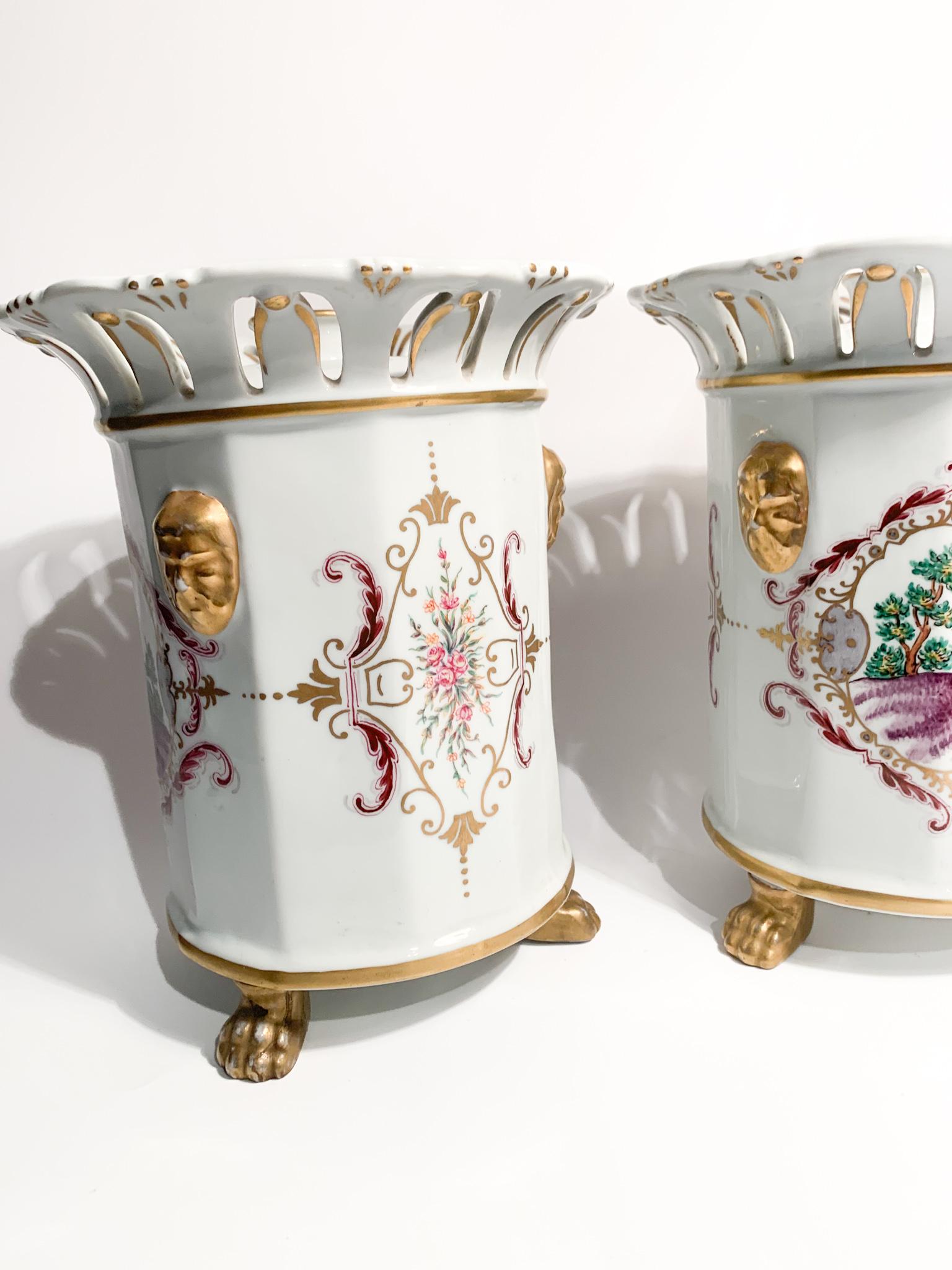 Ein Paar handbemalte französische Porzellanvasen/Parfümierer aus den 1950er Jahren im Angebot 2