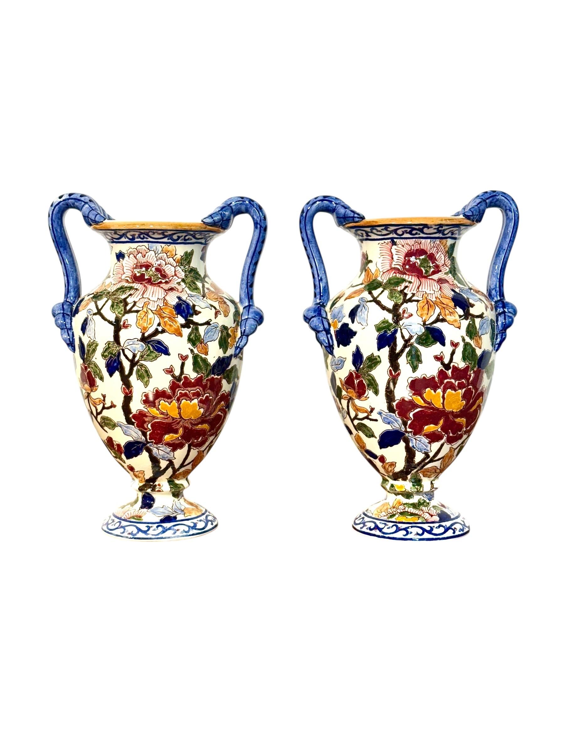 Coppia di vasi in maiolica di Gien dipinti a mano con decorazioni floreali, Francia