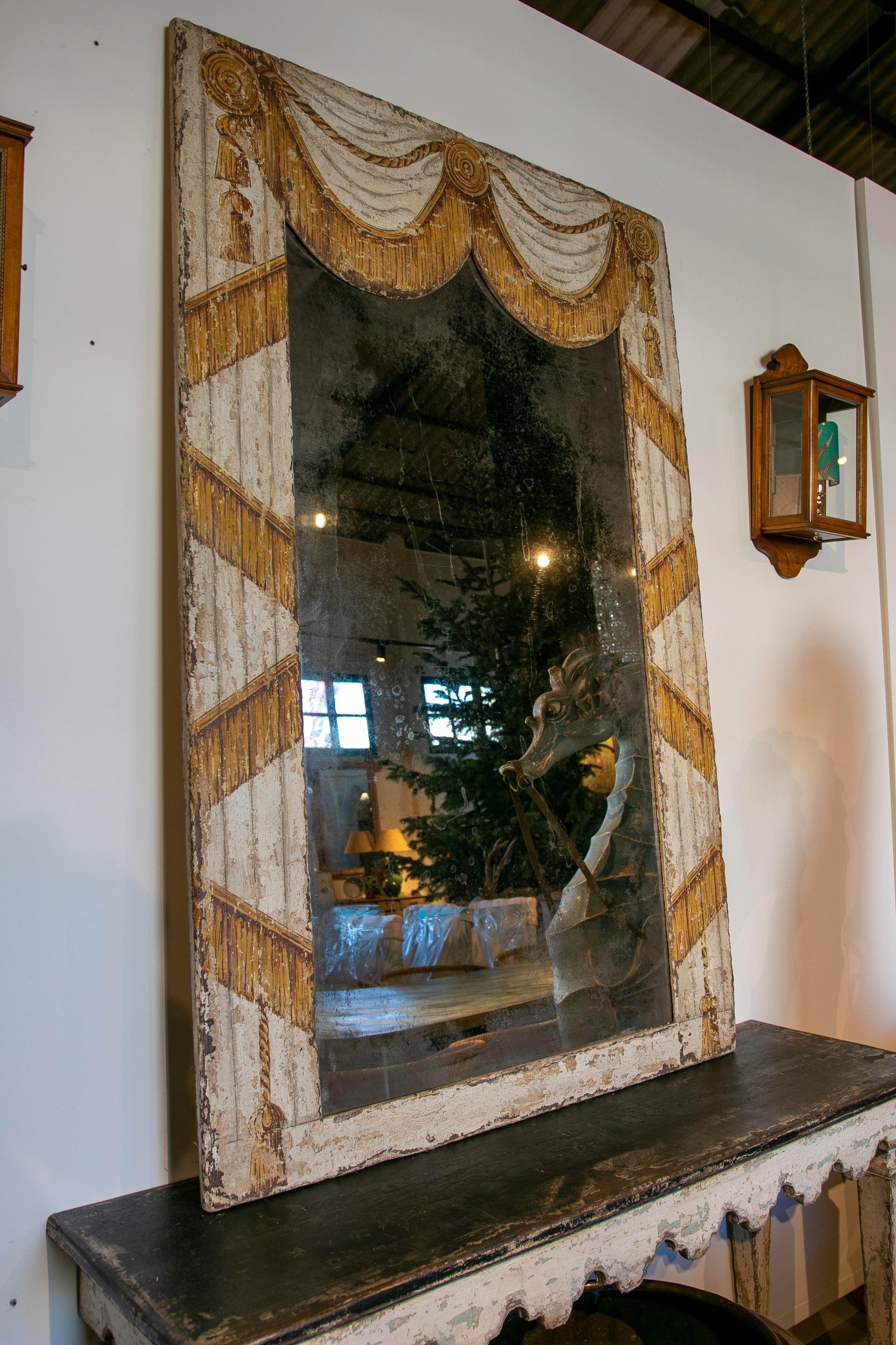 Paire de miroirs encadrés en fer peint à la main en forme de rideau en vente 6
