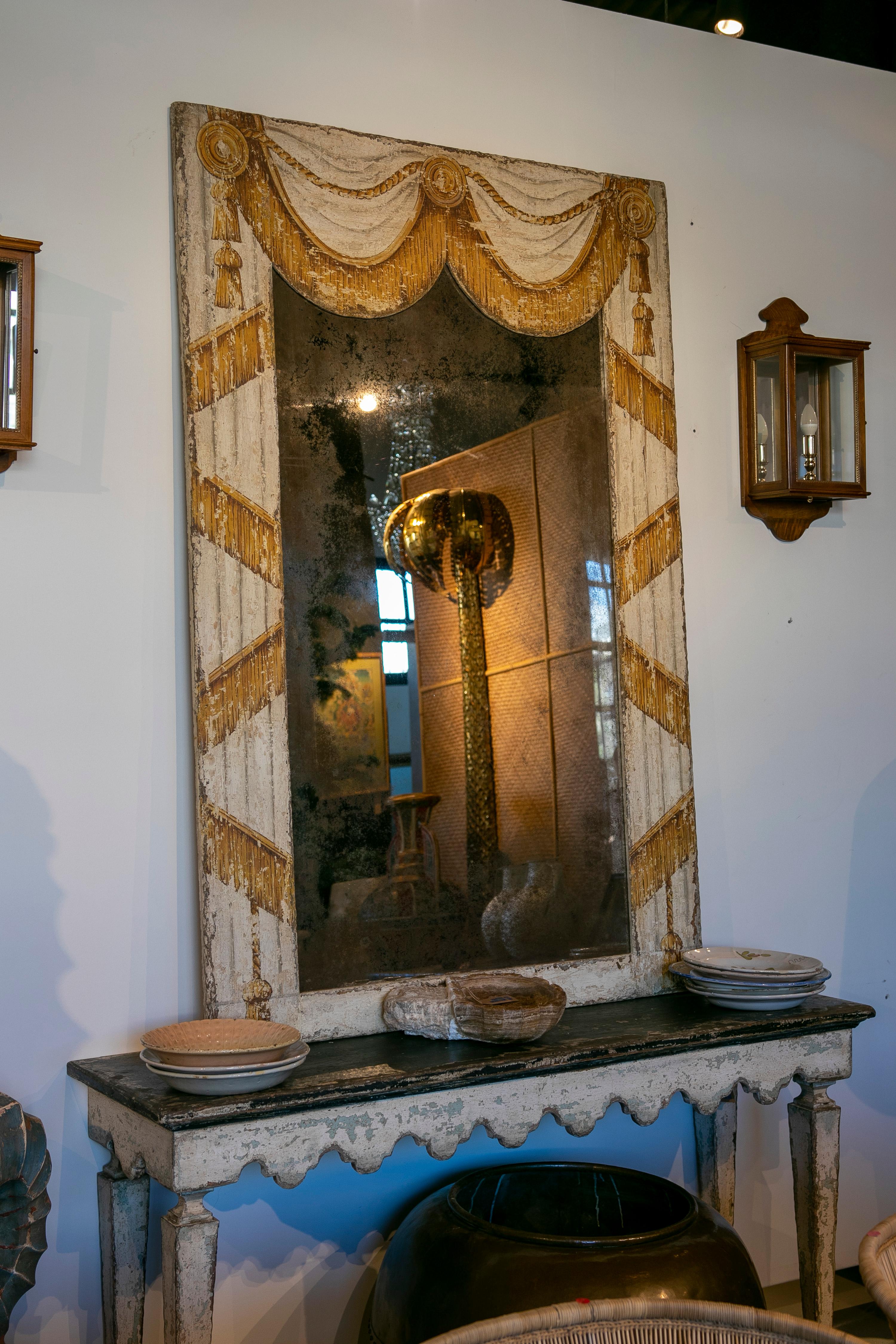 Paire de miroirs encadrés en fer peint à la main en forme de rideau en vente 7