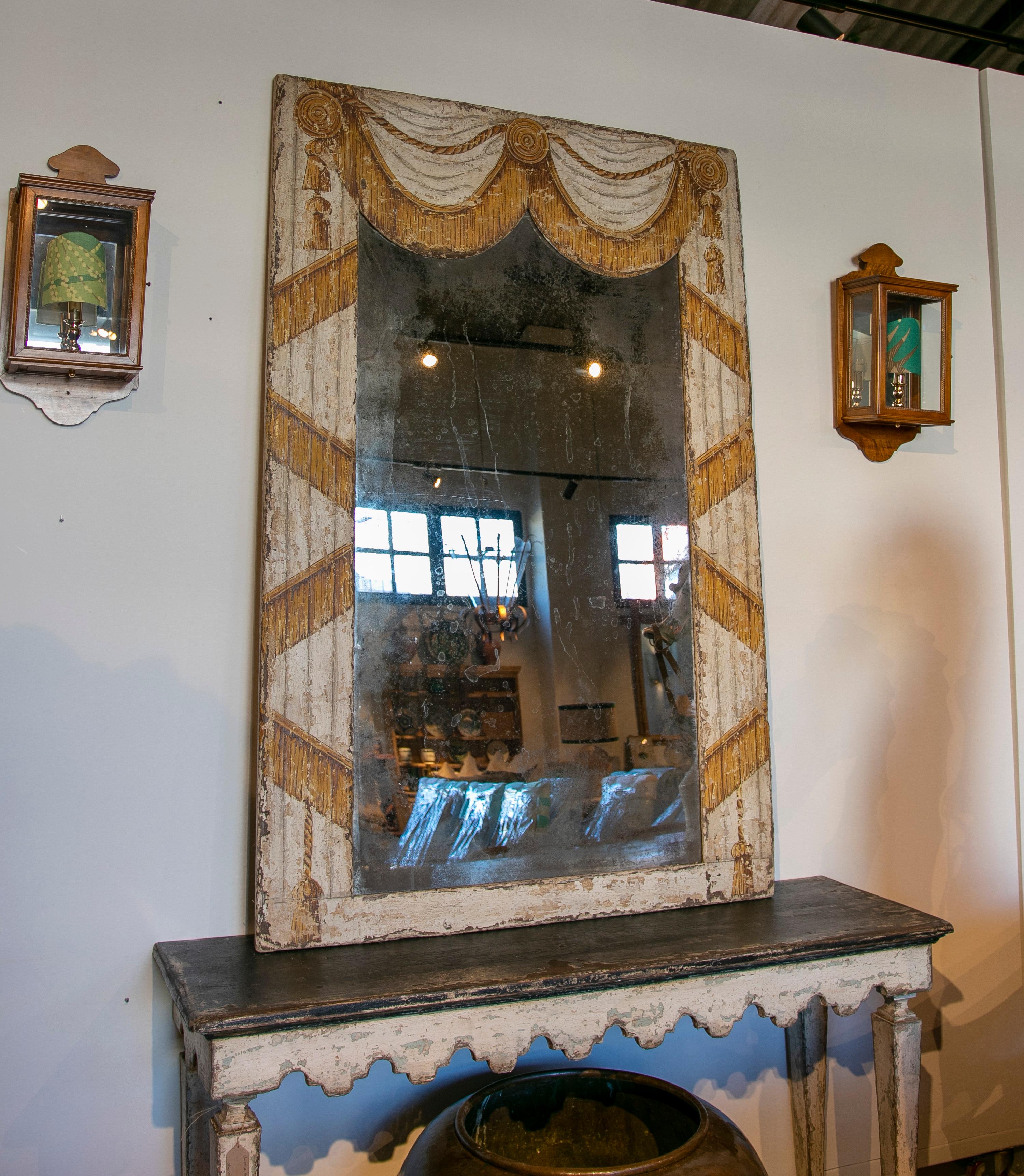 Paire de miroirs encadrés en fer peint à la main en forme de rideau en vente 9