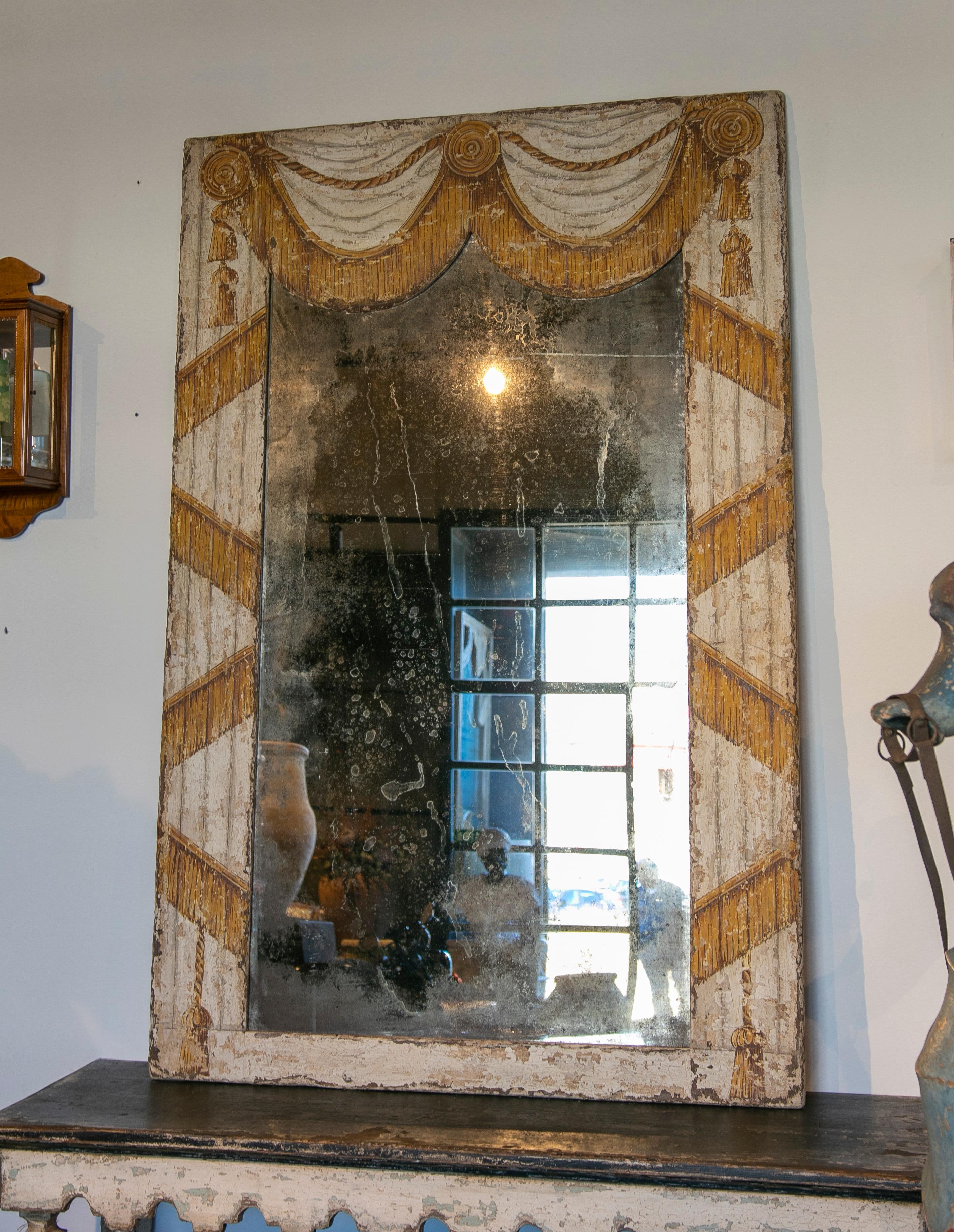 Paire de miroirs encadrés en fer peint à la main en forme de rideau.