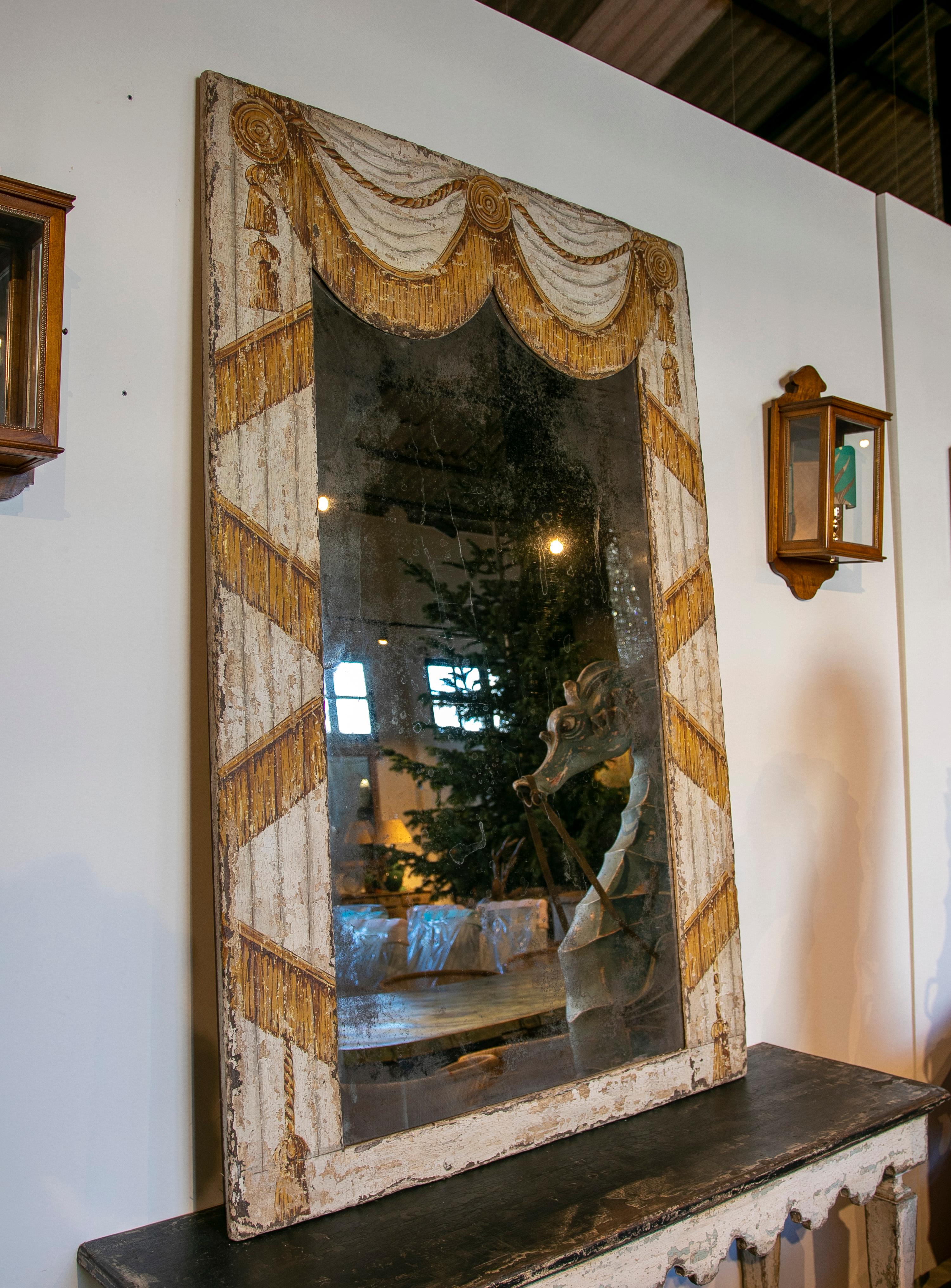 Espagnol Paire de miroirs encadrés en fer peint à la main en forme de rideau en vente
