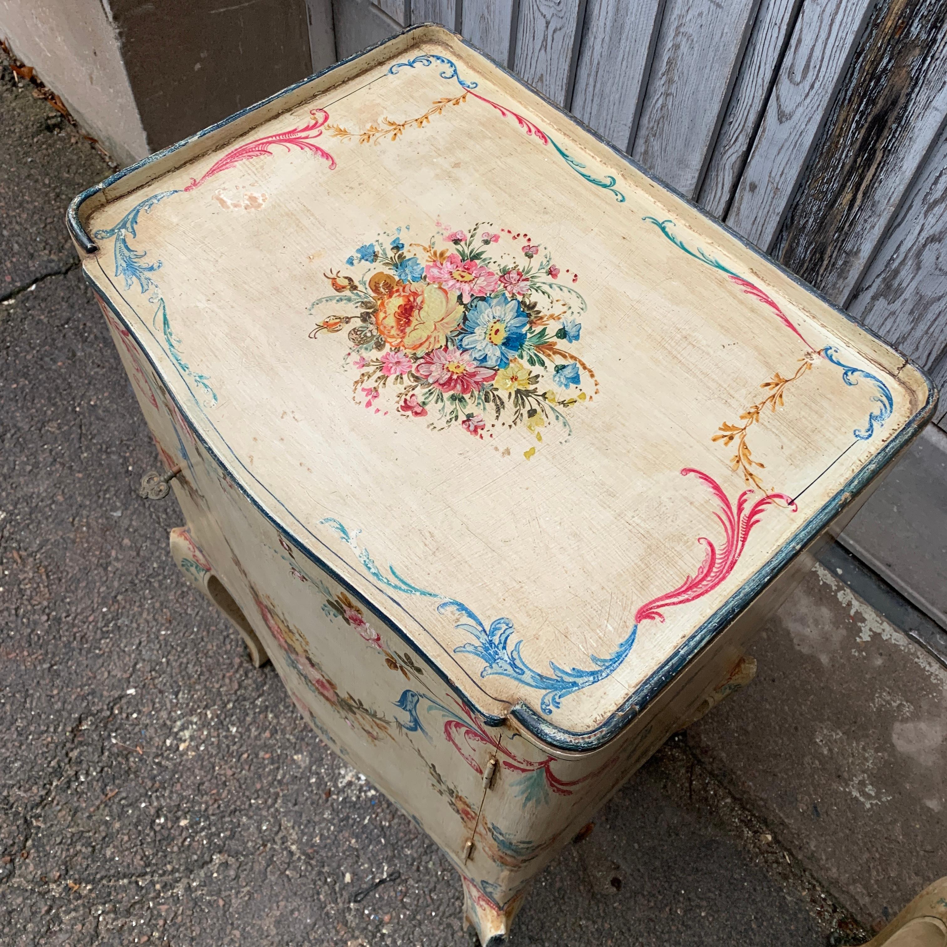 Pair of Hand Painted Italian Rococo Nightstands For Sale 3