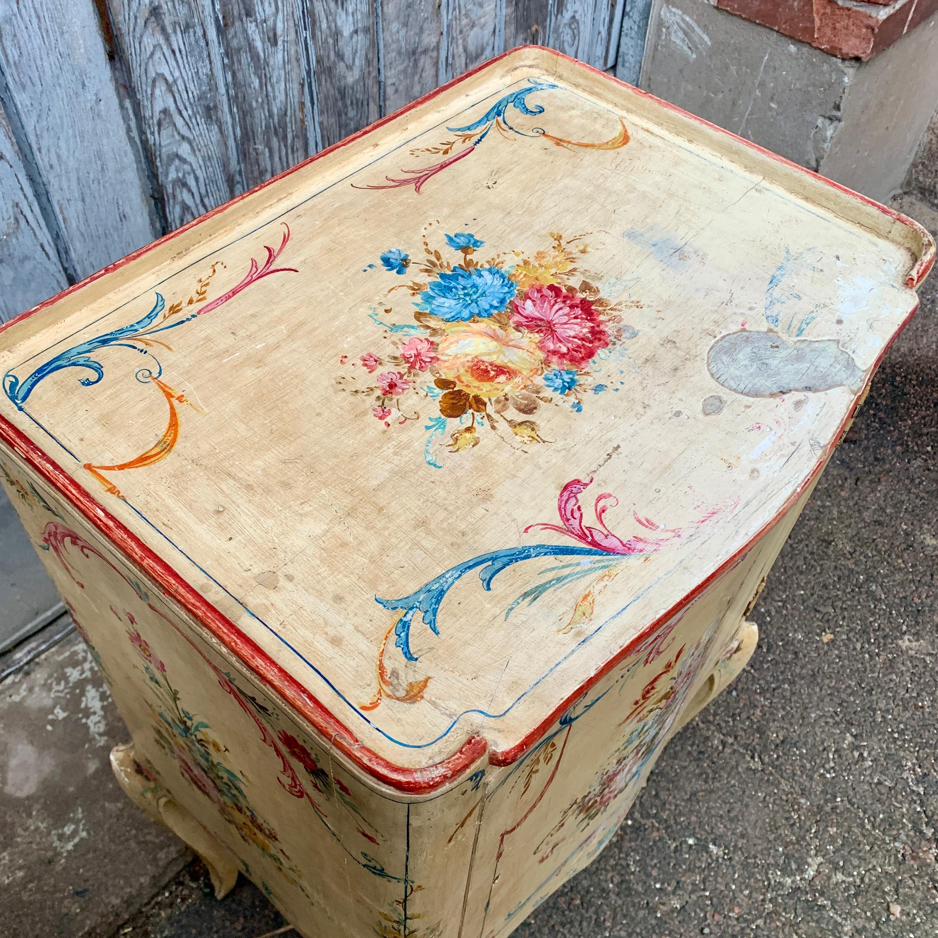 Pair of Hand Painted Italian Rococo Nightstands For Sale 5
