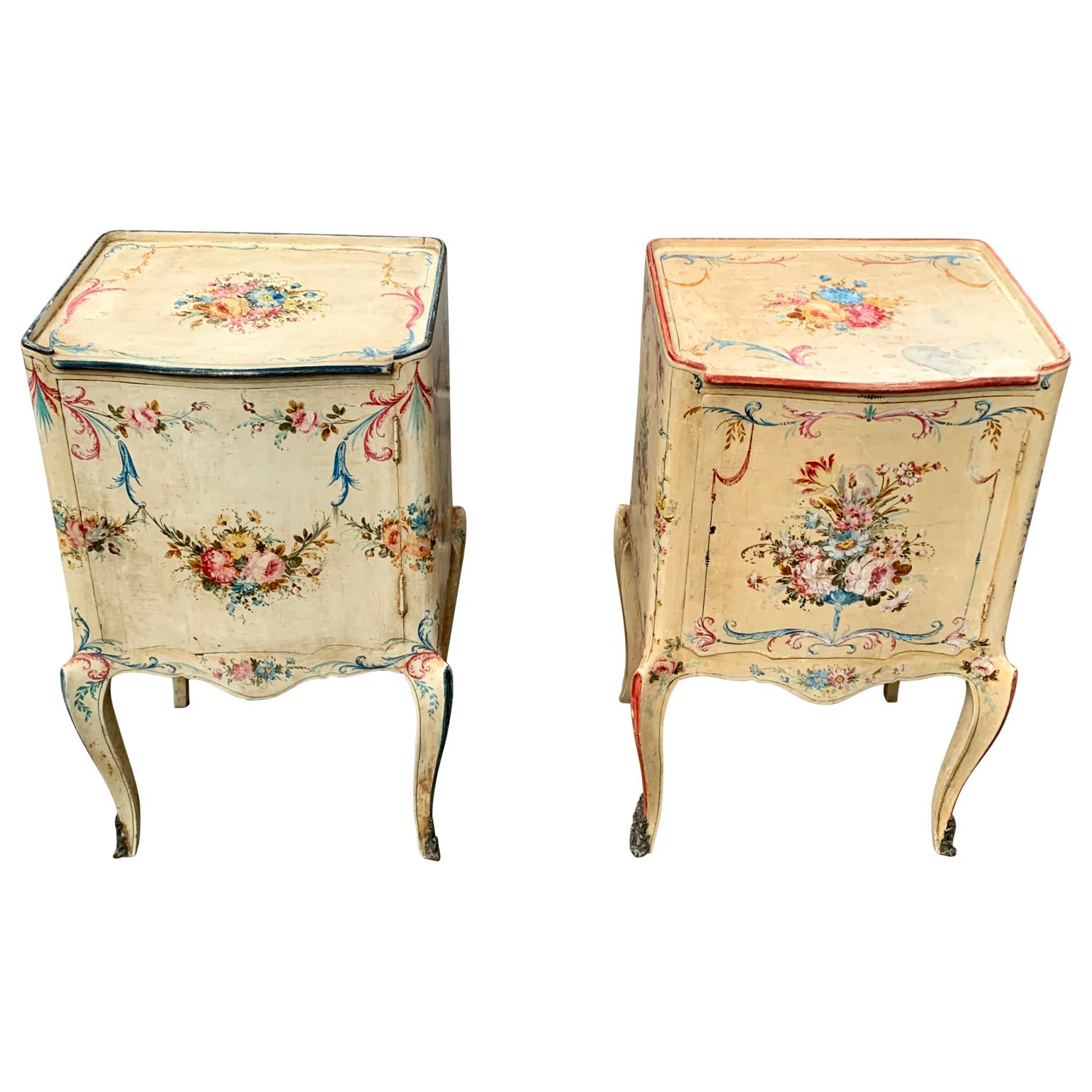 A pair of Italian Mid-Century hand-painted nightstands or small chest of drawers in solid oak wood in Venetian style. These vintage highly hand decorated night-tables or small chest of drawers has each five small drawers inside that can be used as