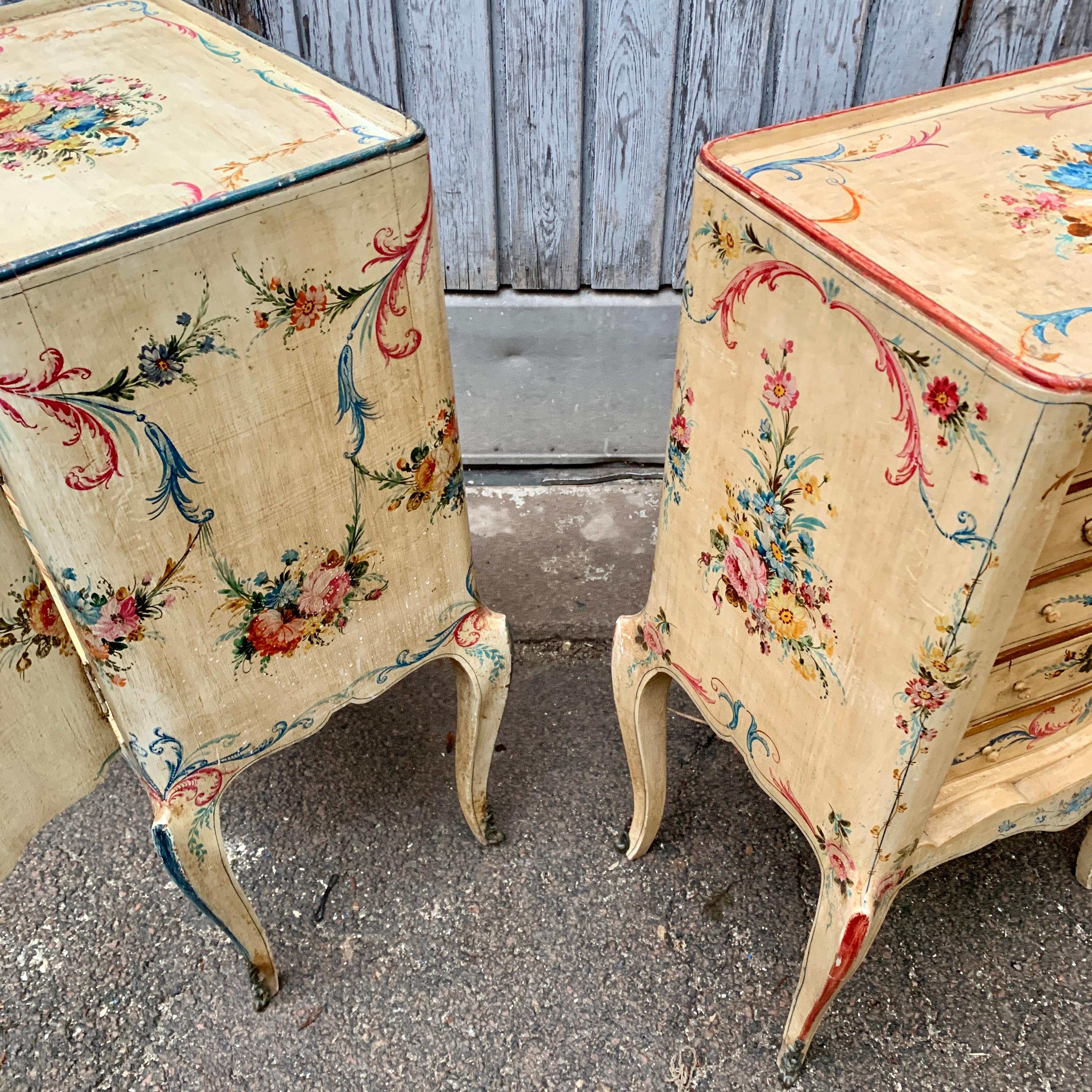 Paire de tables de nuit rococo italiennes peintes à la main en vente 13