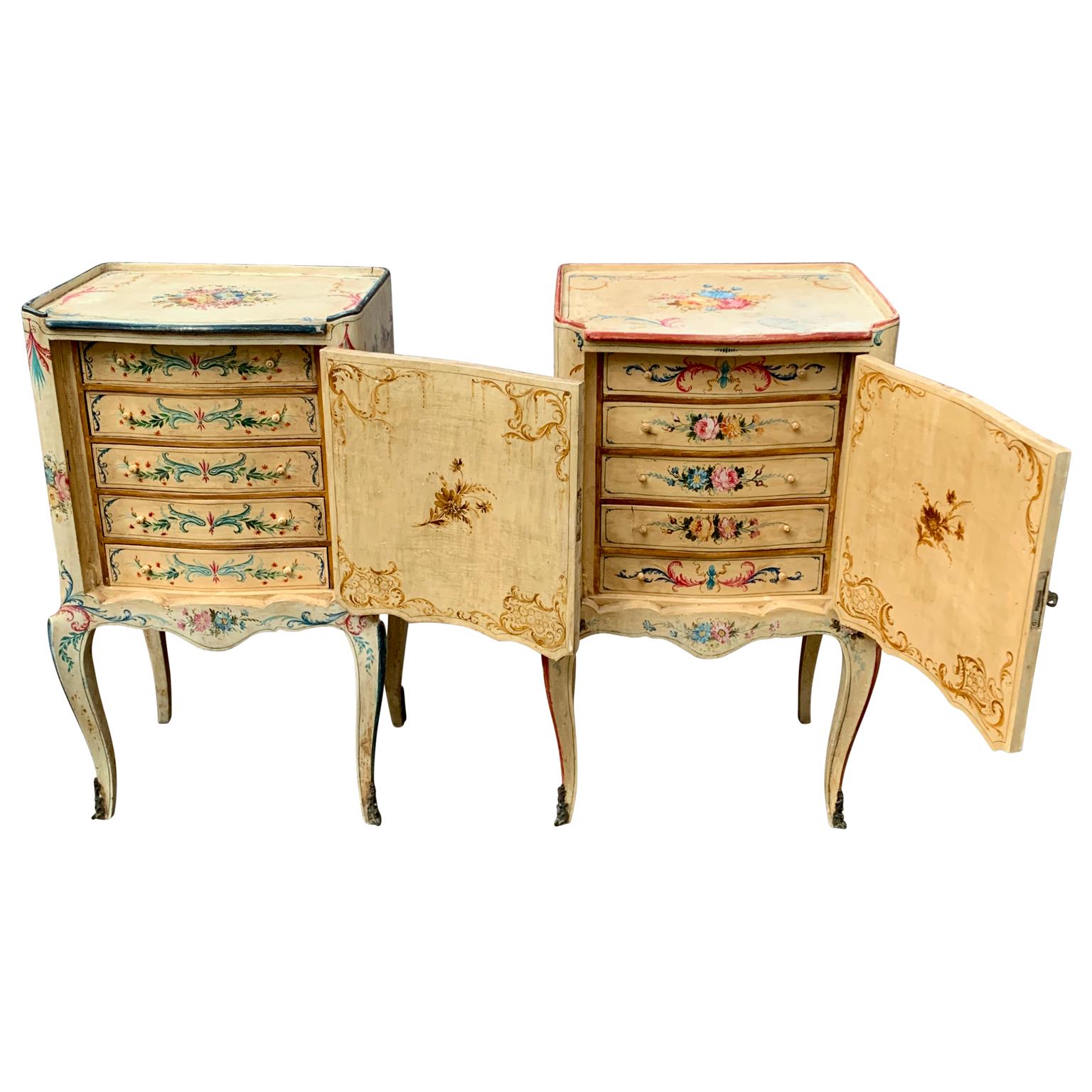 Louis XV Paire de tables de nuit rococo italiennes peintes à la main en vente