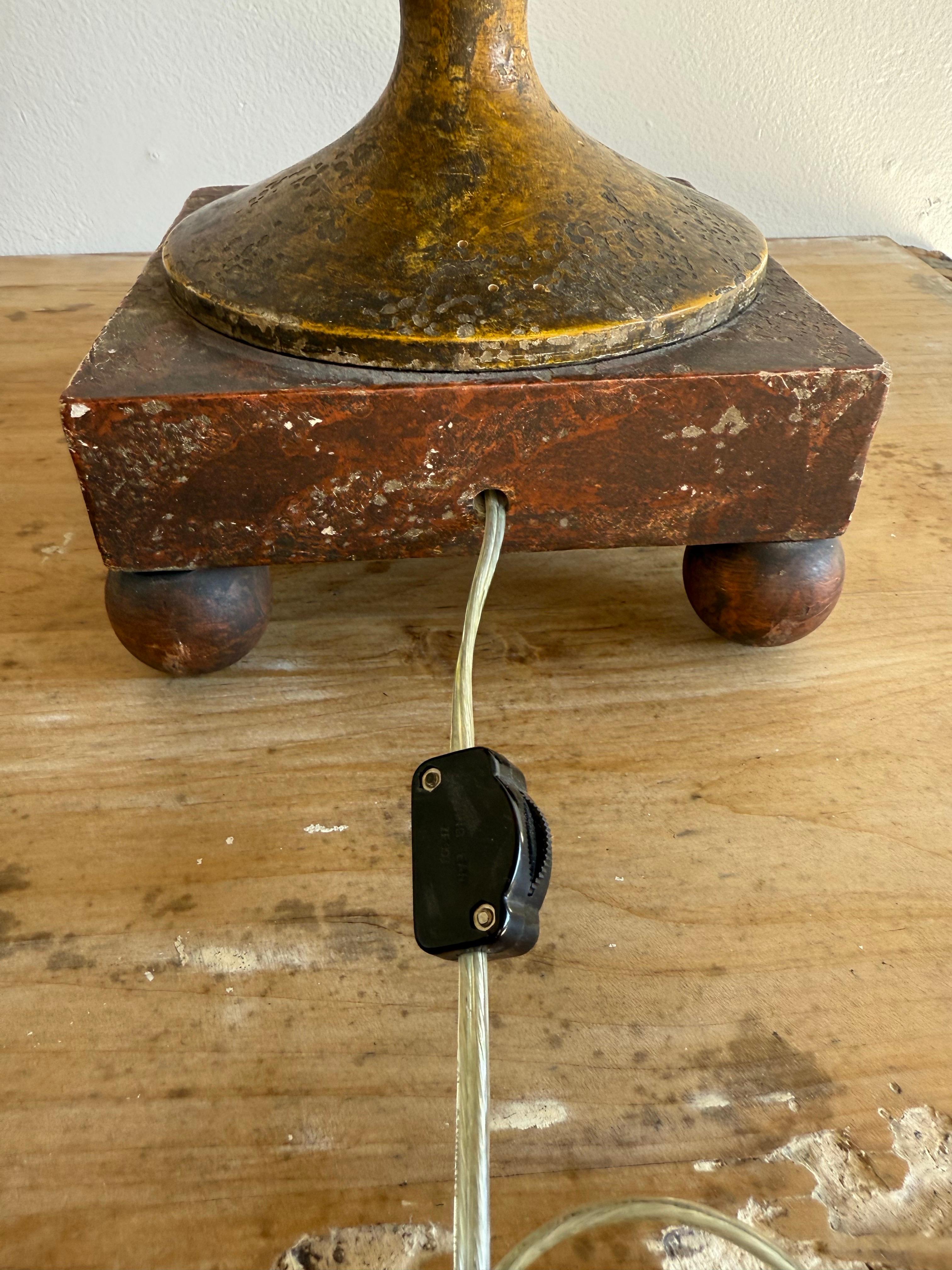 Paire de lampes peintes à la main avec abat-jours en parchemin en vente 3