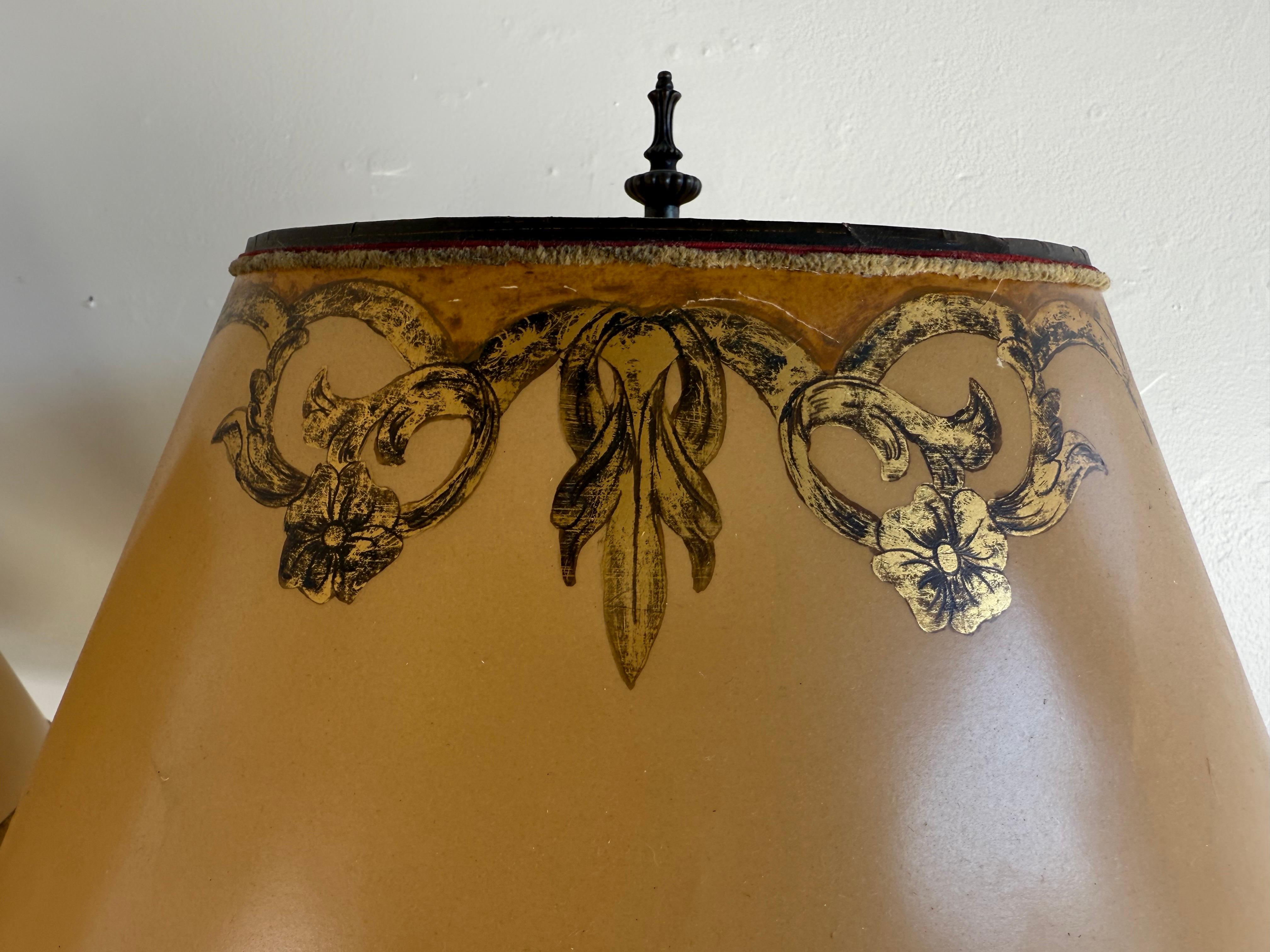 Paire de lampes peintes à la main avec abat-jours en parchemin en vente 7