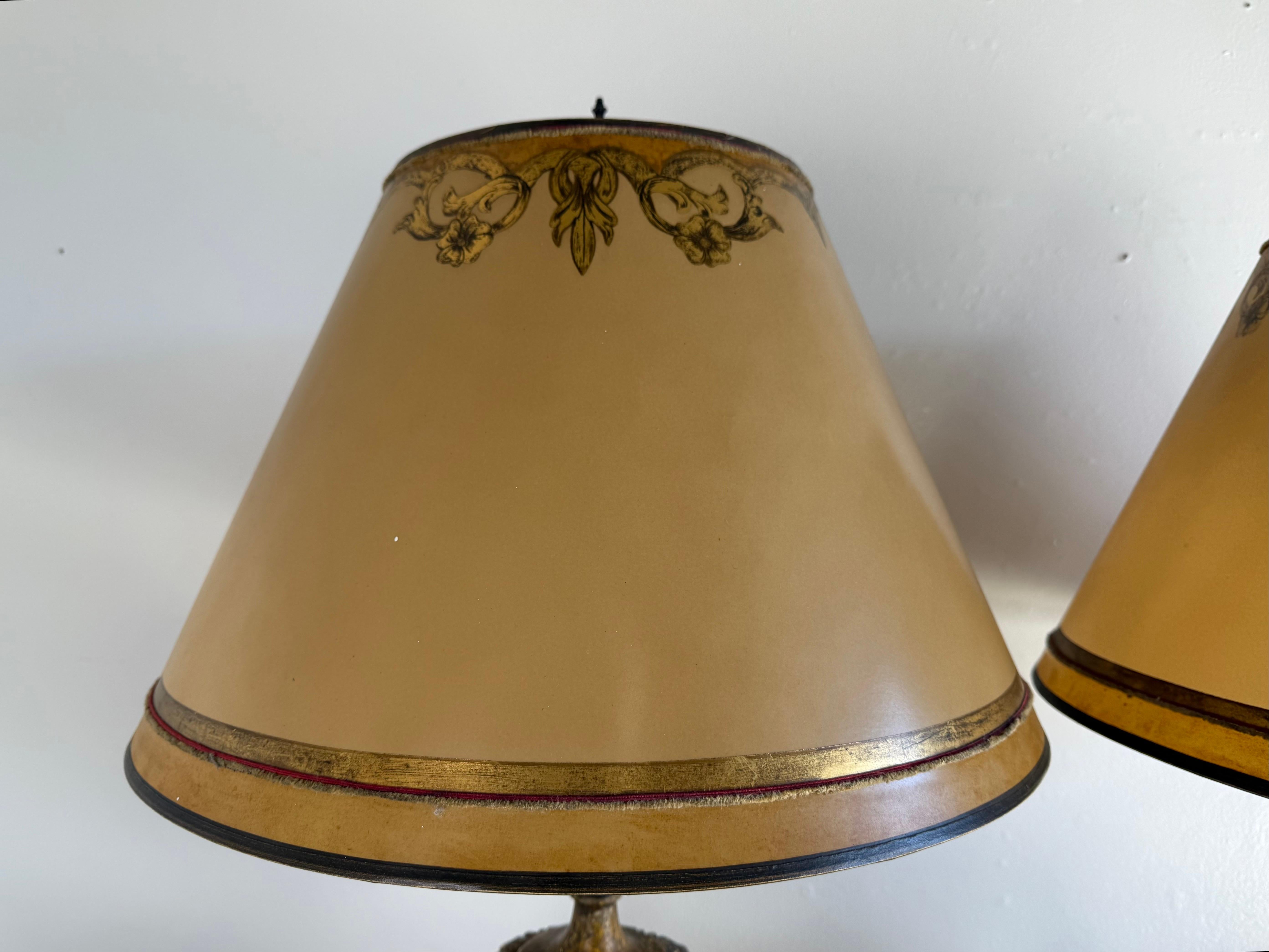Paire de lampes peintes à la main avec abat-jours en parchemin en vente 2