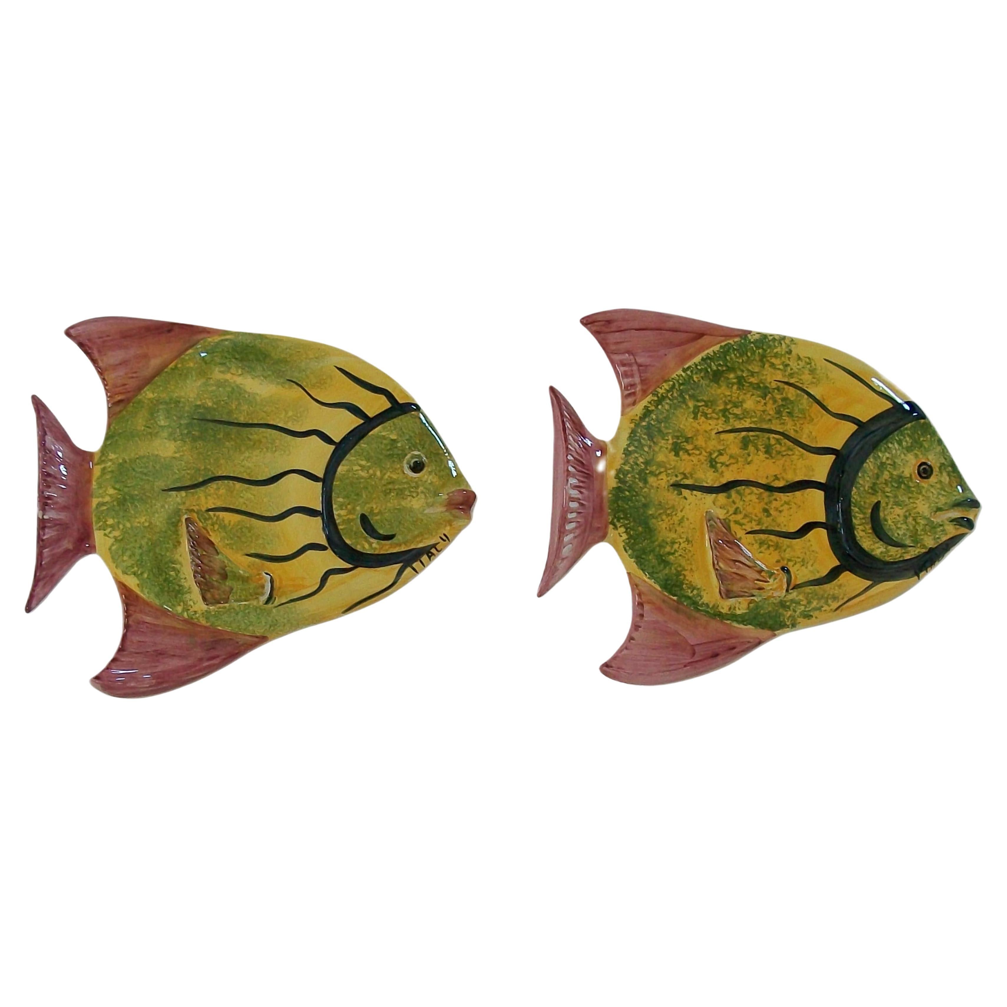 Paire d'appliques murales "poissons" en majolique peintes à la main - Italie - Milieu du XXe siècle