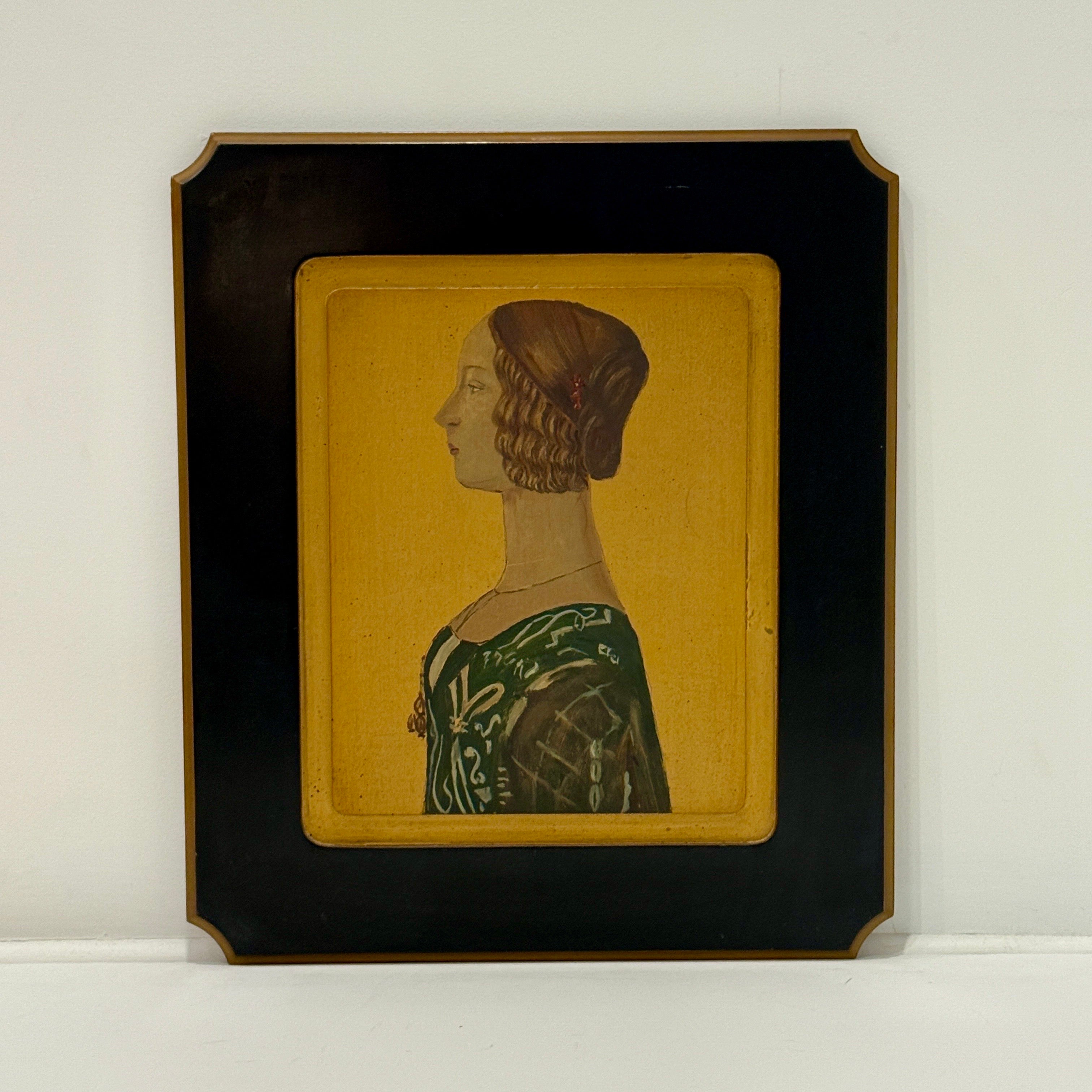 Paire de portraits de Médicis du début du 20e siècle peints à la main sur des plaques murales en bois sculpté.  Les panneaux fabriqués à la main ont une finition laquée noire avec des détails en feuille d'or et présentent des coins arrondis avec des