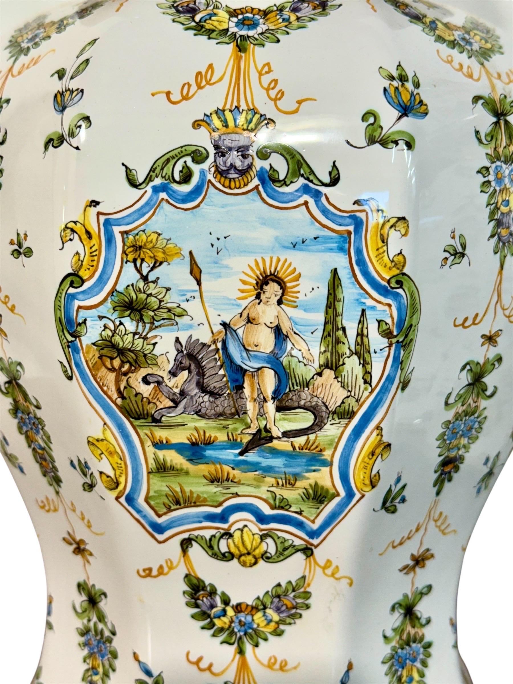Coppia di vasi con coperchio in faience di Moustiers dipinti a mano e firmati Lallier in vendita 3