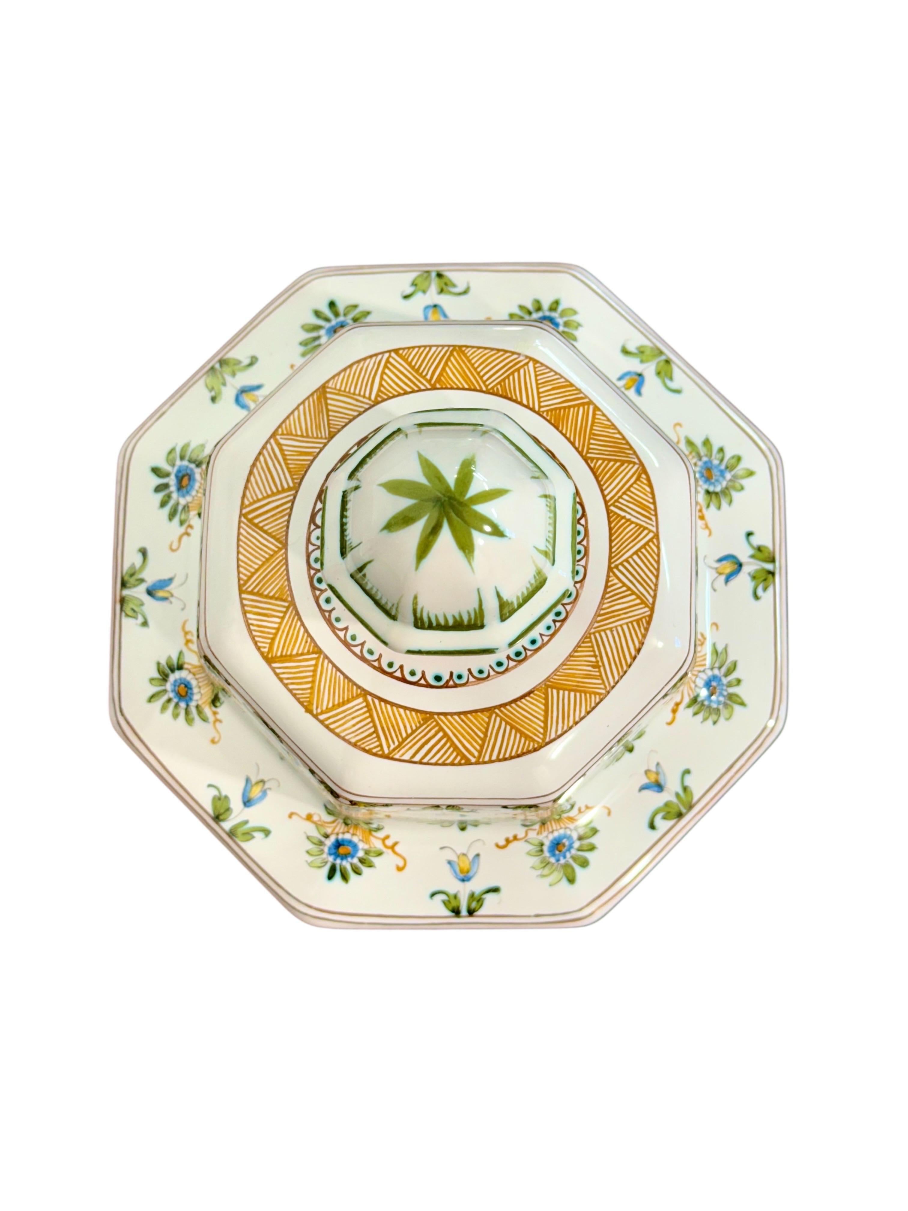 Coppia di vasi con coperchio in faience di Moustiers dipinti a mano e firmati Lallier in vendita 4