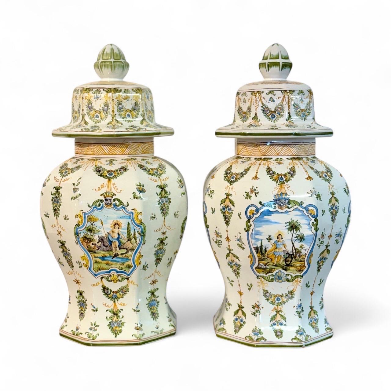 Coppia di vasi con coperchio in faience di Moustiers dipinti a mano e firmati Lallier in vendita 5