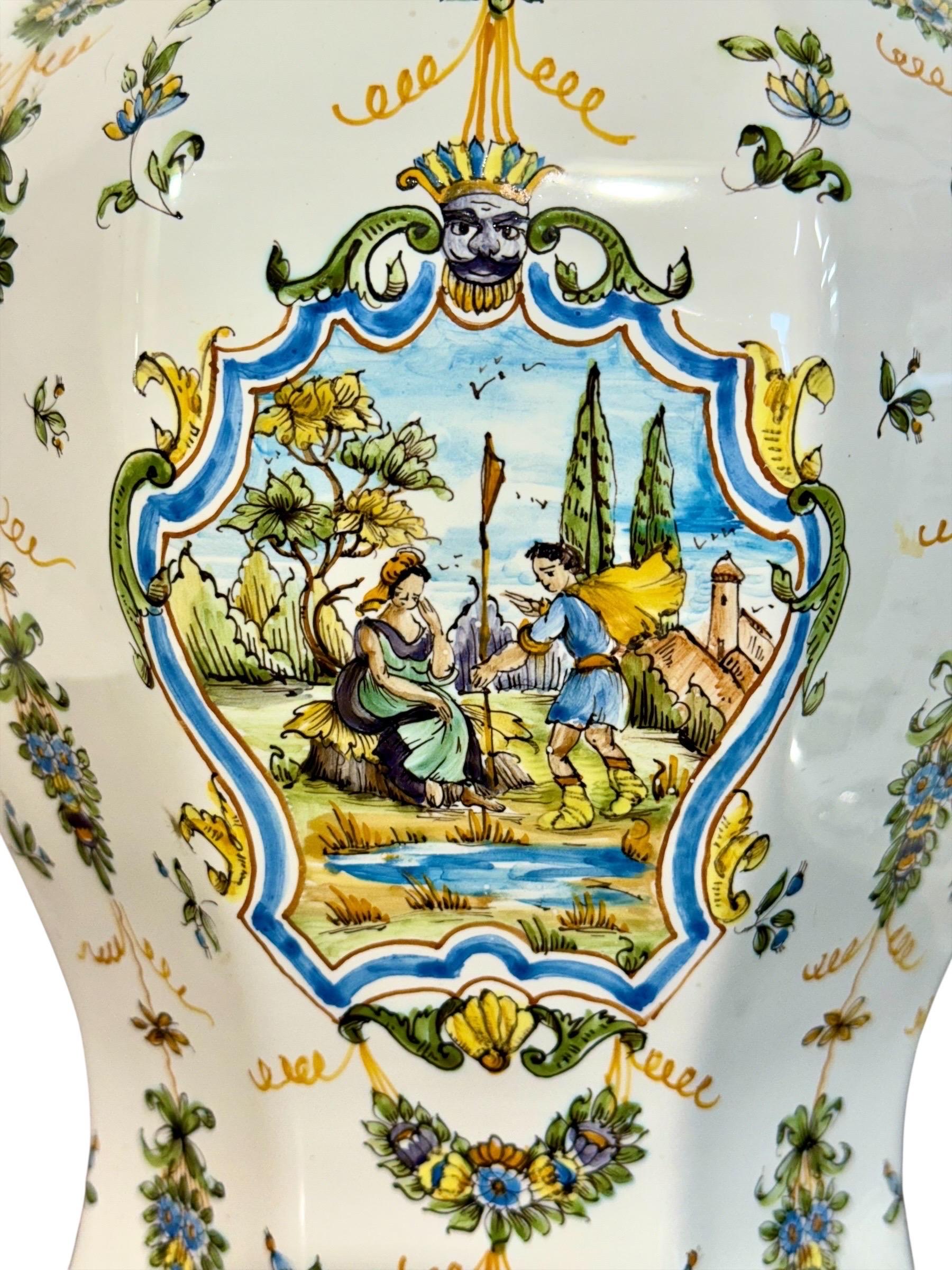 Coppia di vasi con coperchio in faience di Moustiers dipinti a mano e firmati Lallier in vendita 6