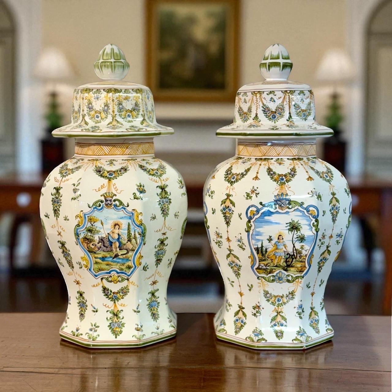 Coppia di vasi con coperchio in faience di Moustiers dipinti a mano e firmati Lallier in vendita 7