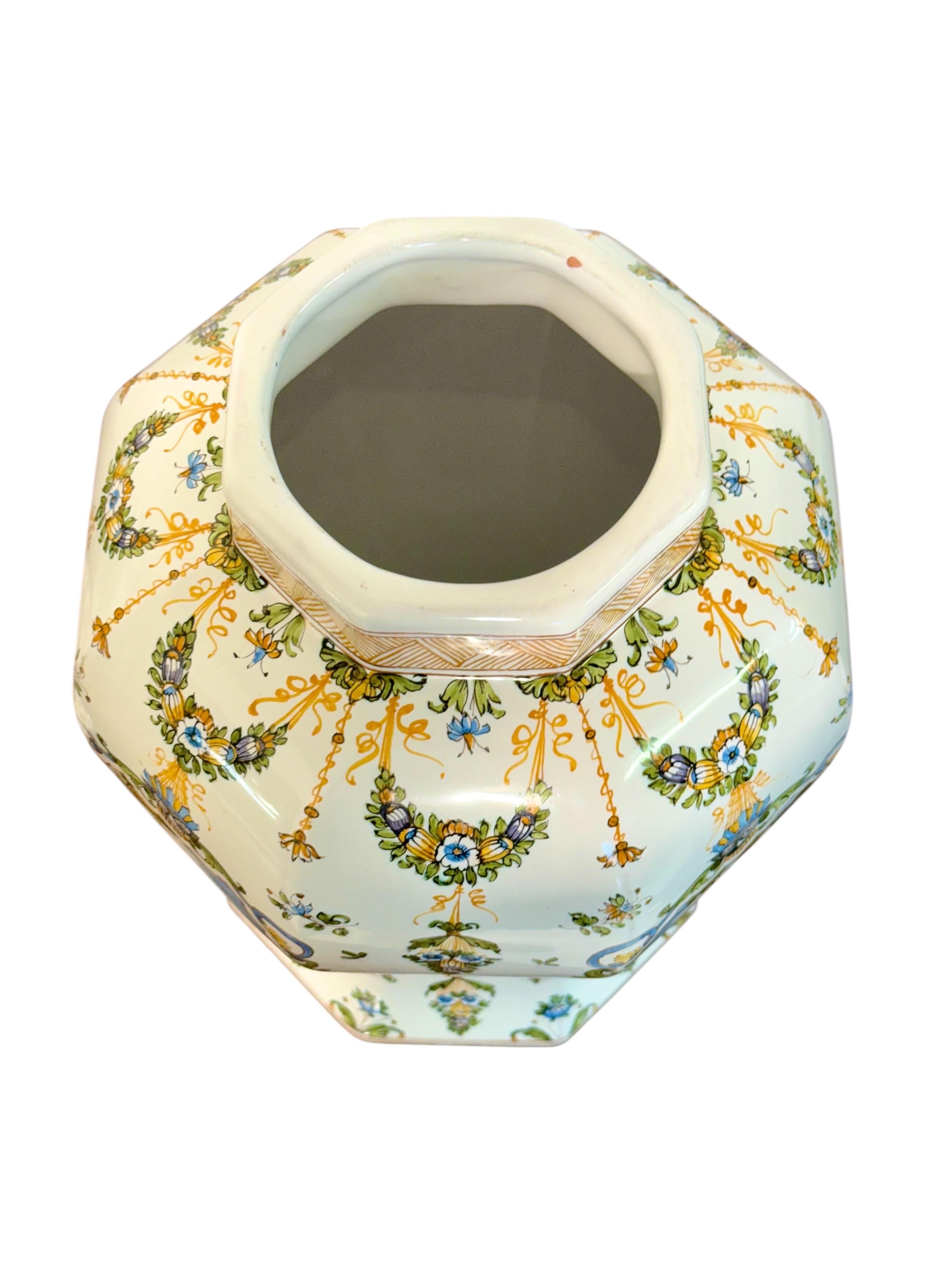 Coppia di vasi con coperchio in faience di Moustiers dipinti a mano e firmati Lallier in vendita 8