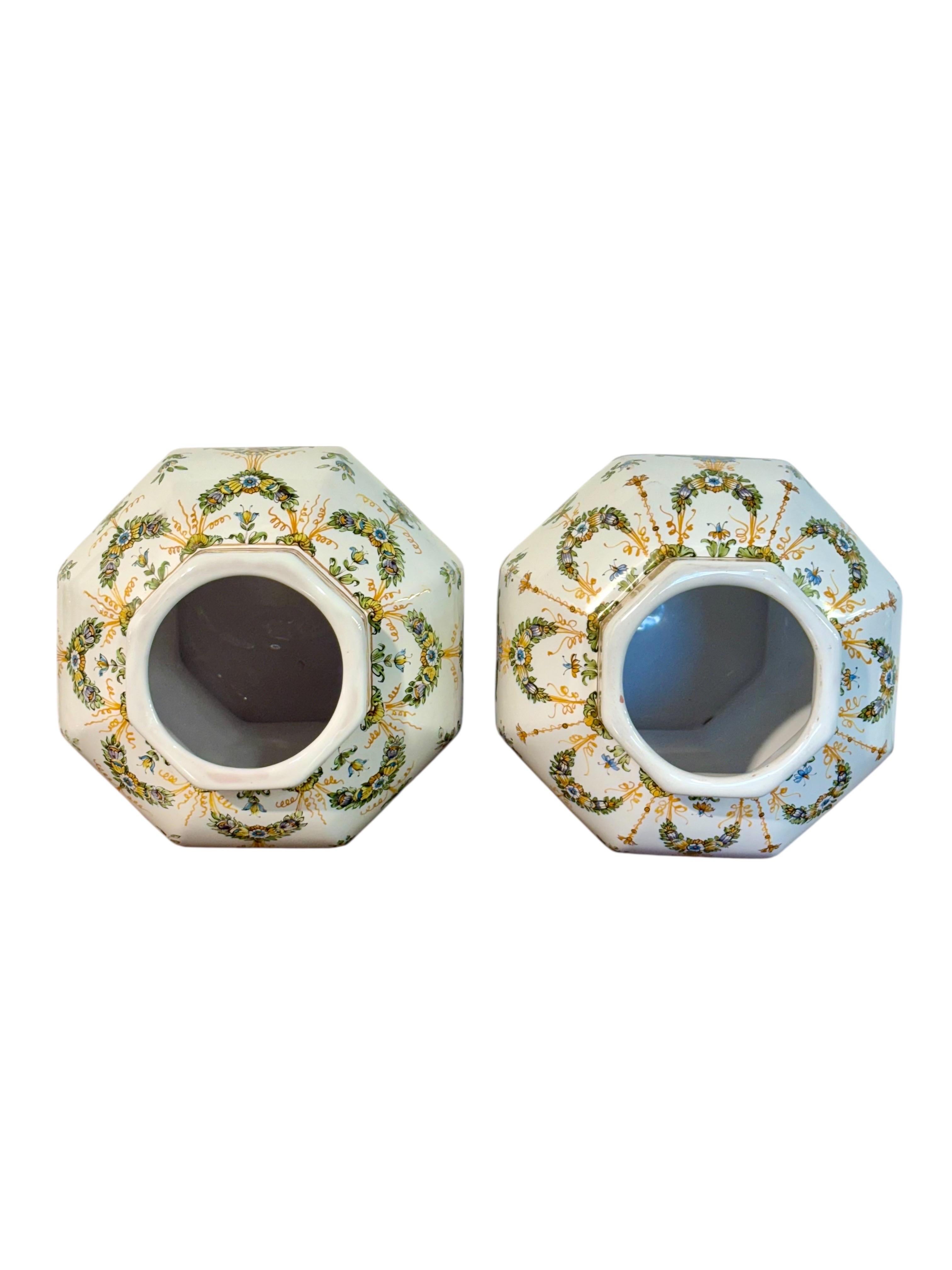 Coppia di vasi con coperchio in faience di Moustiers dipinti a mano e firmati Lallier in vendita 9