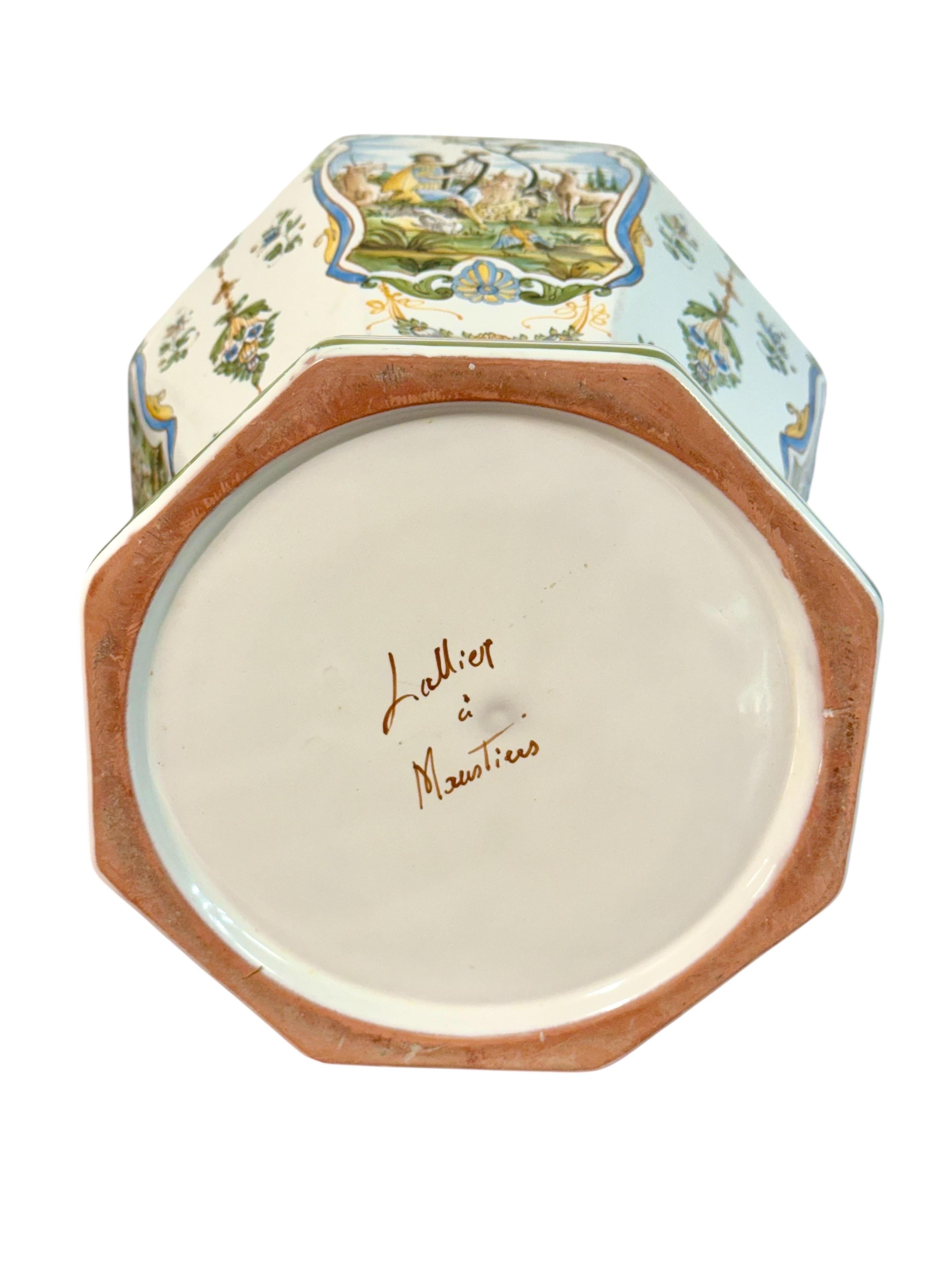 Coppia di vasi con coperchio in faience di Moustiers dipinti a mano e firmati Lallier in vendita 10