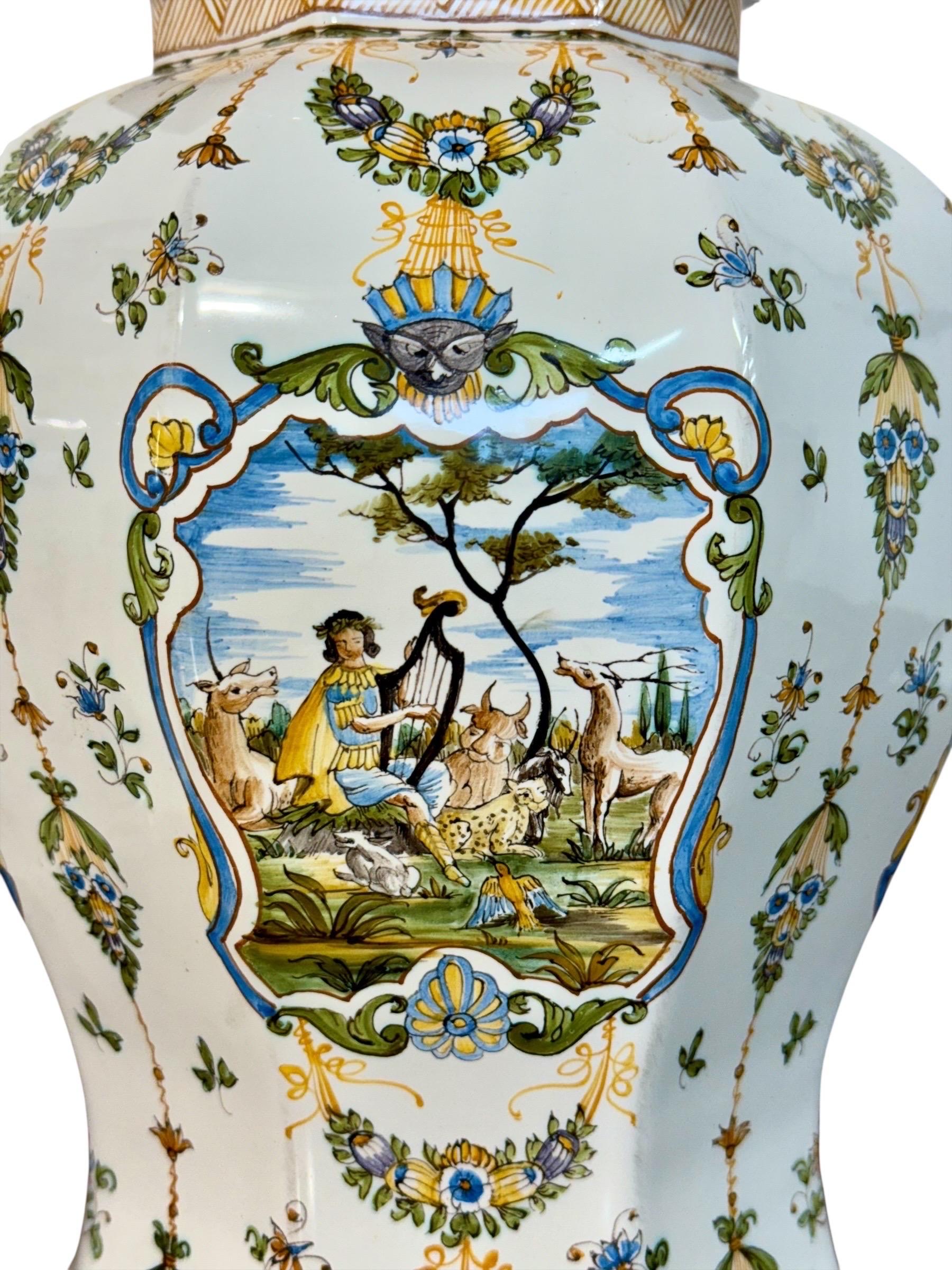 Questa elegante coppia di vasi con coperchio mette in mostra l'arte della maiolica di Moustiers, prodotta dal rinomato laboratorio Lallier nel Southern France. Firmati Lallier à Moustiers sulla base, continuano fedelmente la tradizione secolare
