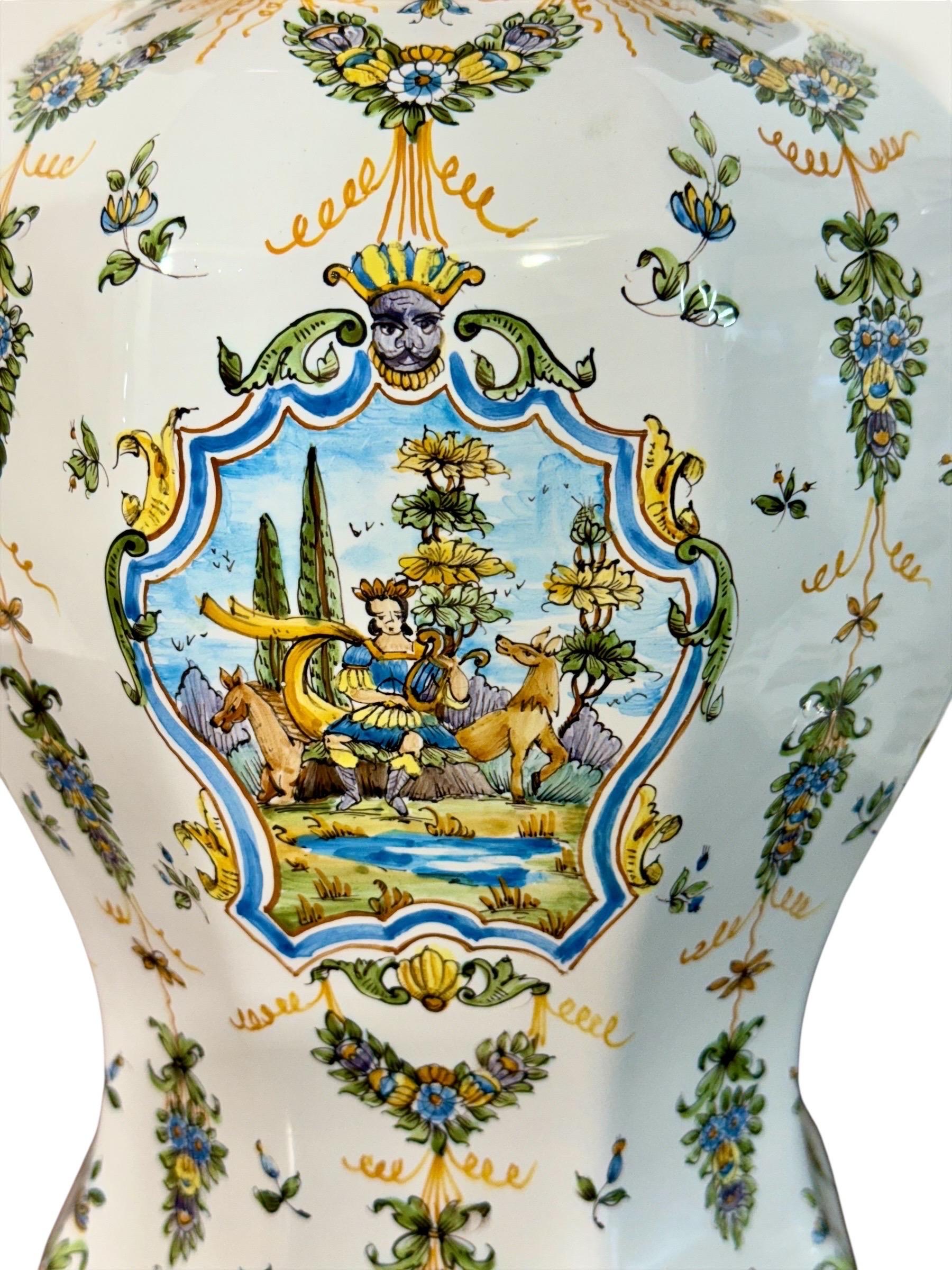 Francese Coppia di vasi con coperchio in faience di Moustiers dipinti a mano e firmati Lallier in vendita