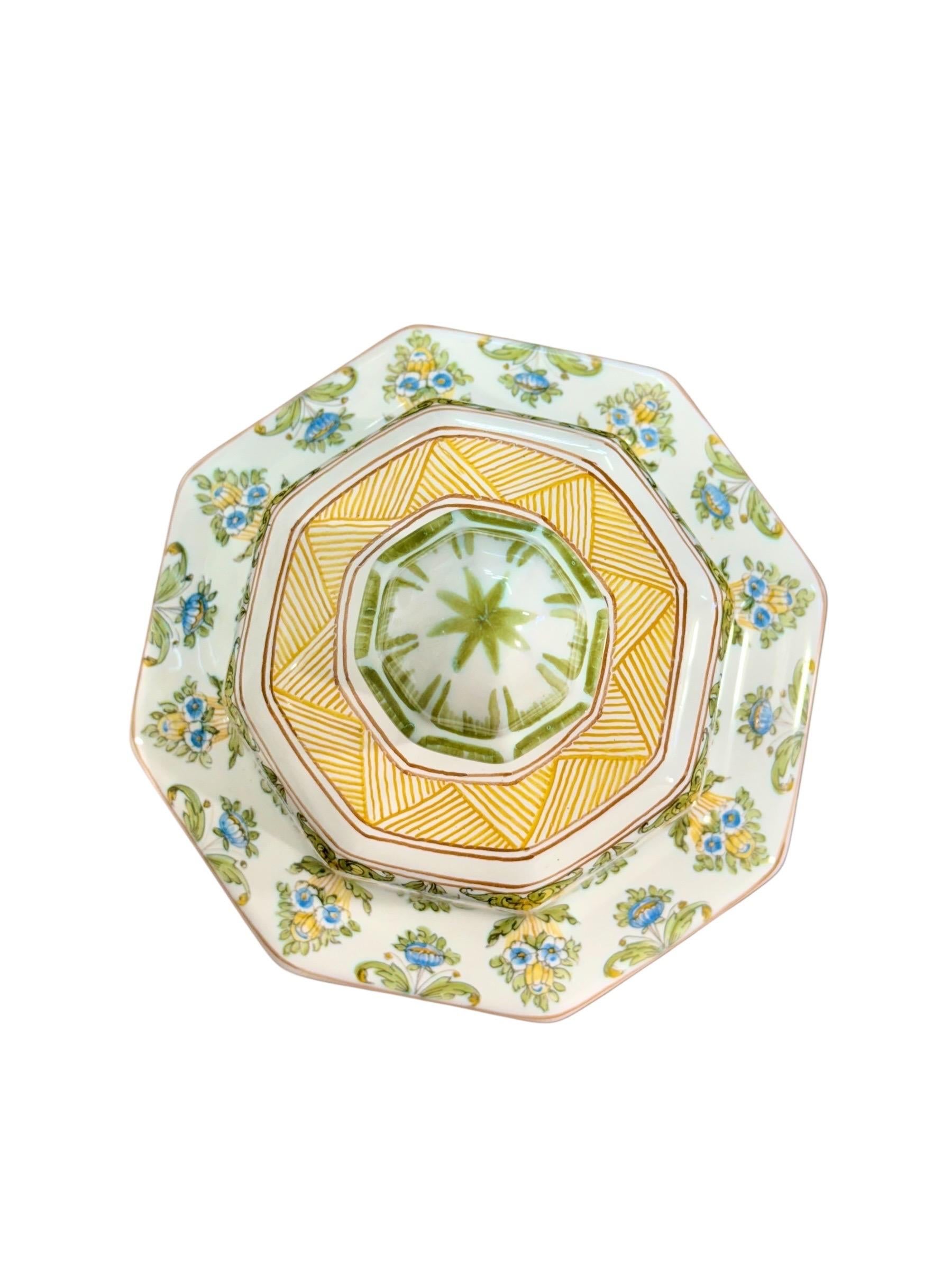 Smaltato Coppia di vasi con coperchio in faience di Moustiers dipinti a mano e firmati Lallier in vendita