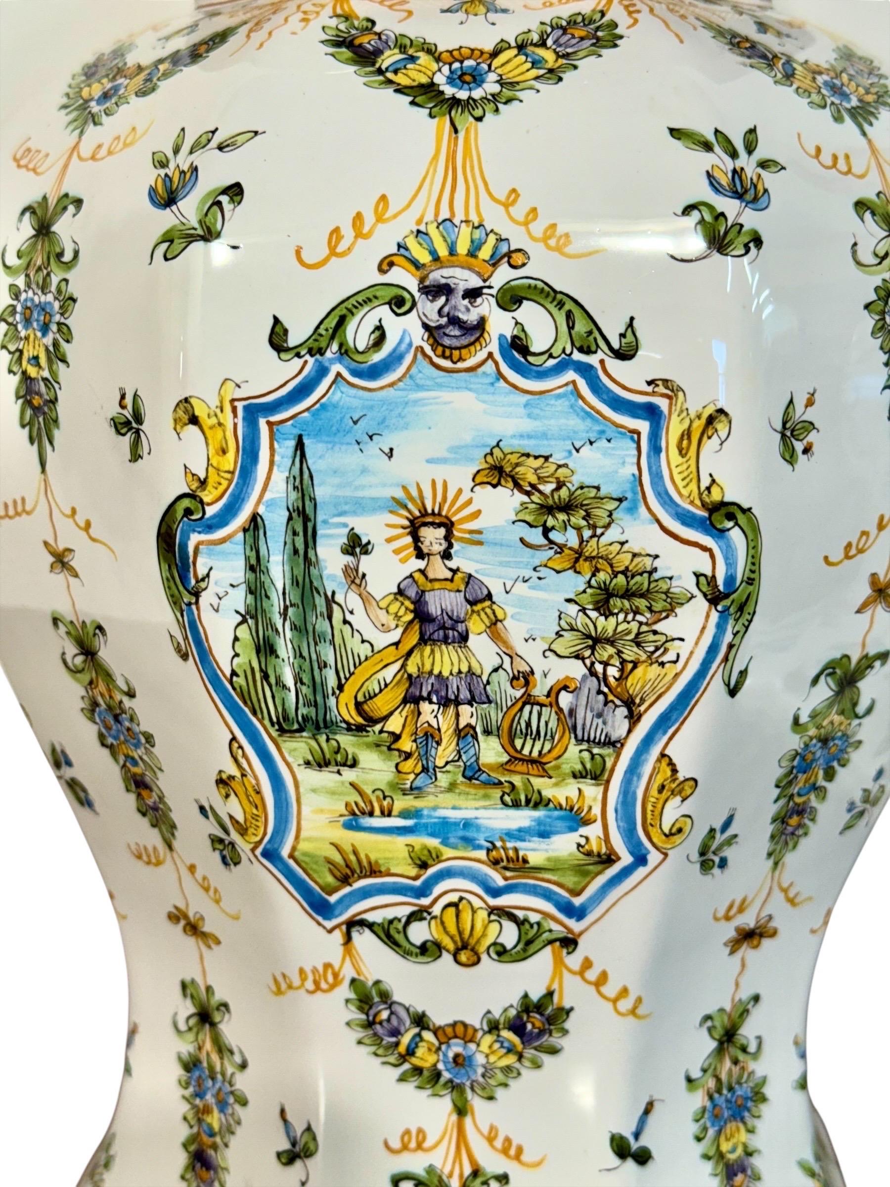 Coppia di vasi con coperchio in faience di Moustiers dipinti a mano e firmati Lallier In condizioni buone in vendita a LA CIOTAT, FR