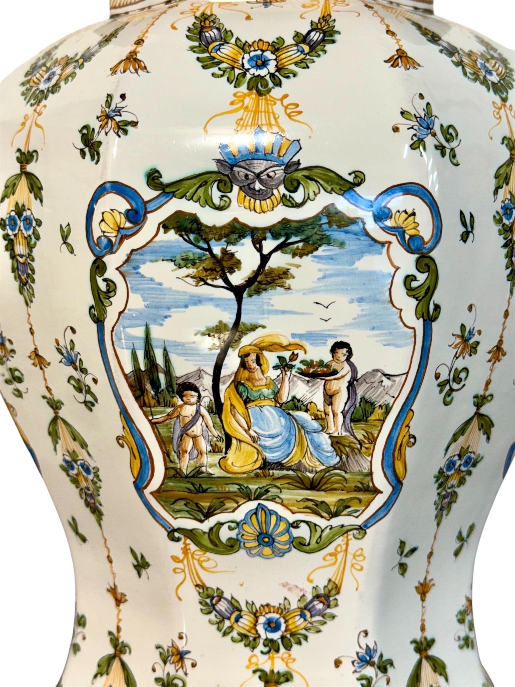 XX secolo Coppia di vasi con coperchio in faience di Moustiers dipinti a mano e firmati Lallier in vendita