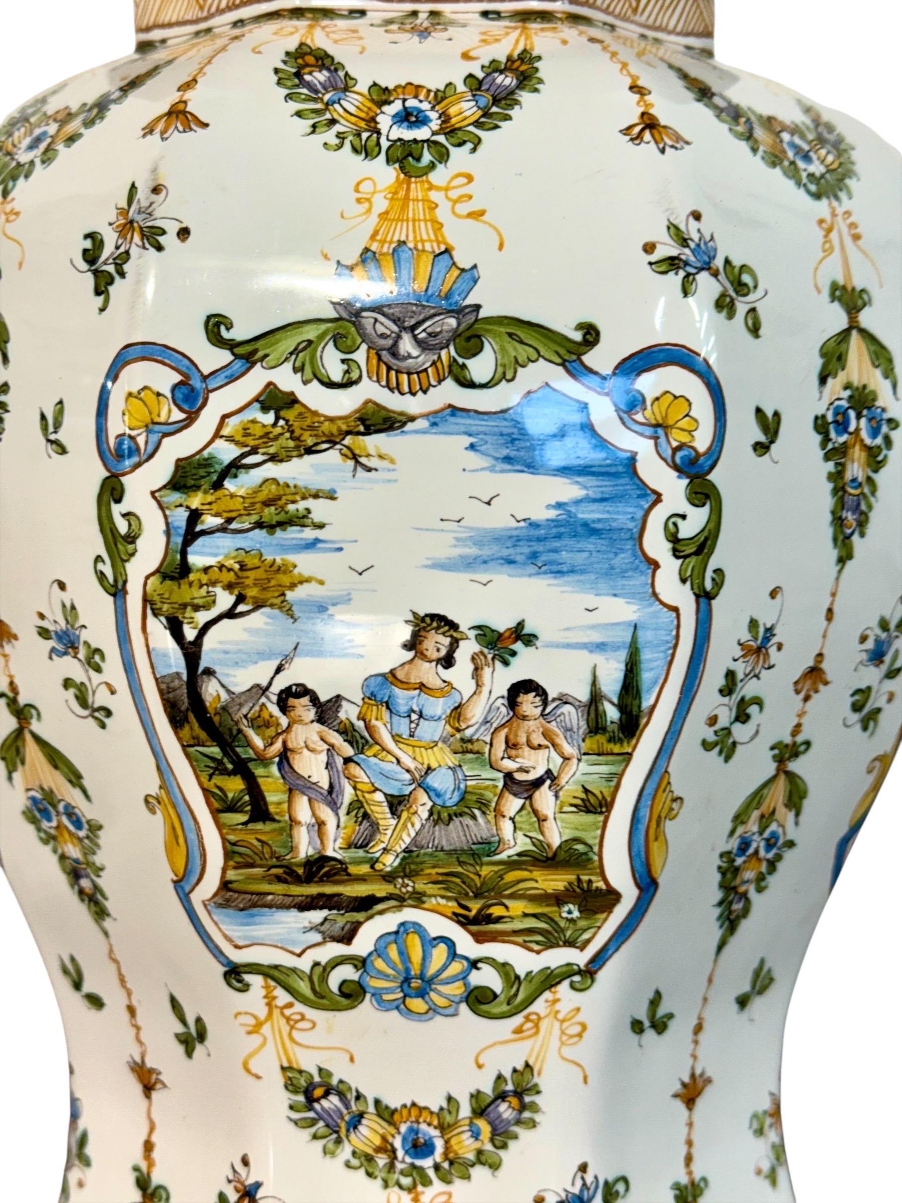 Faenza Coppia di vasi con coperchio in faience di Moustiers dipinti a mano e firmati Lallier in vendita