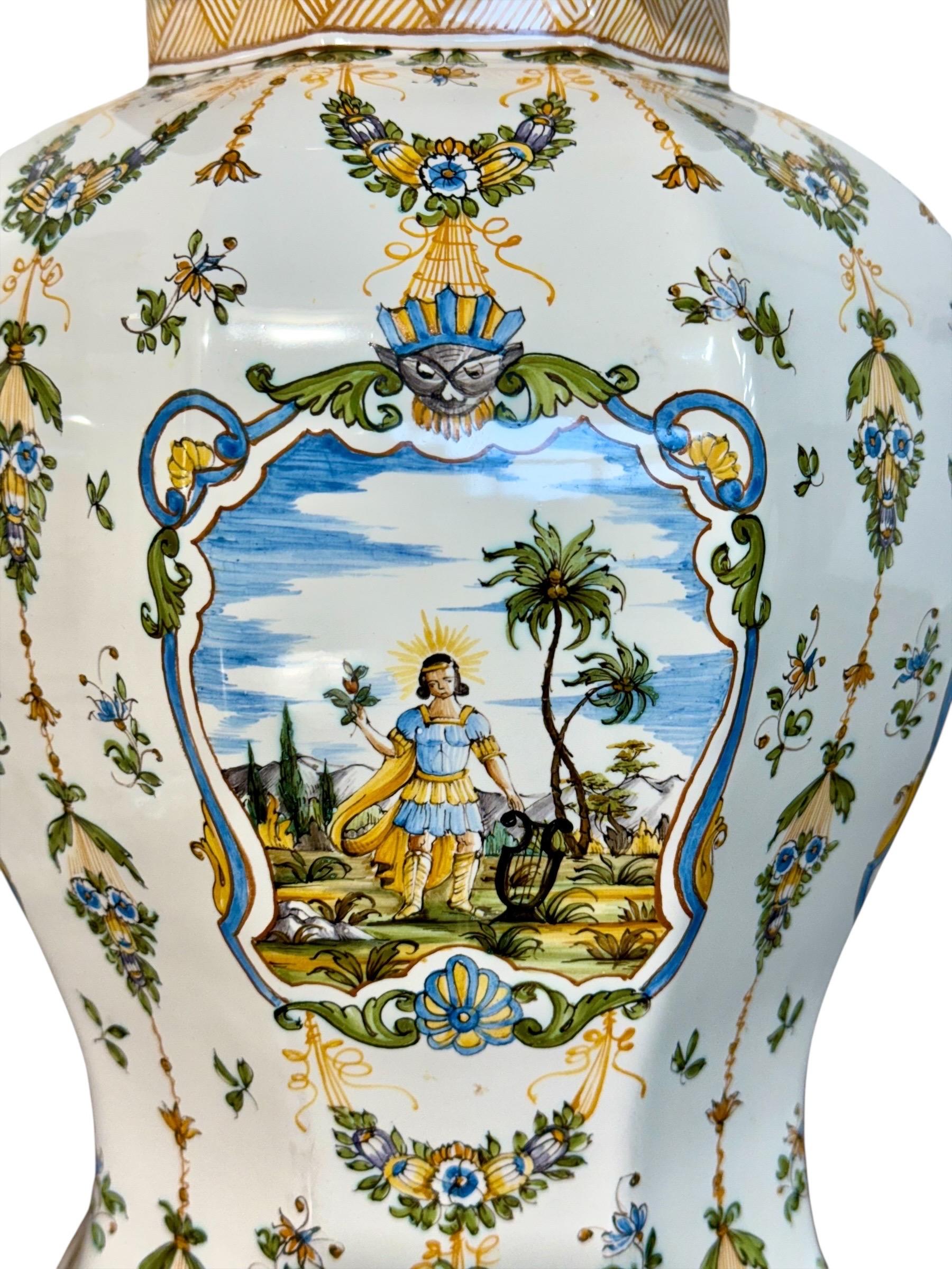 Coppia di vasi con coperchio in faience di Moustiers dipinti a mano e firmati Lallier in vendita 2