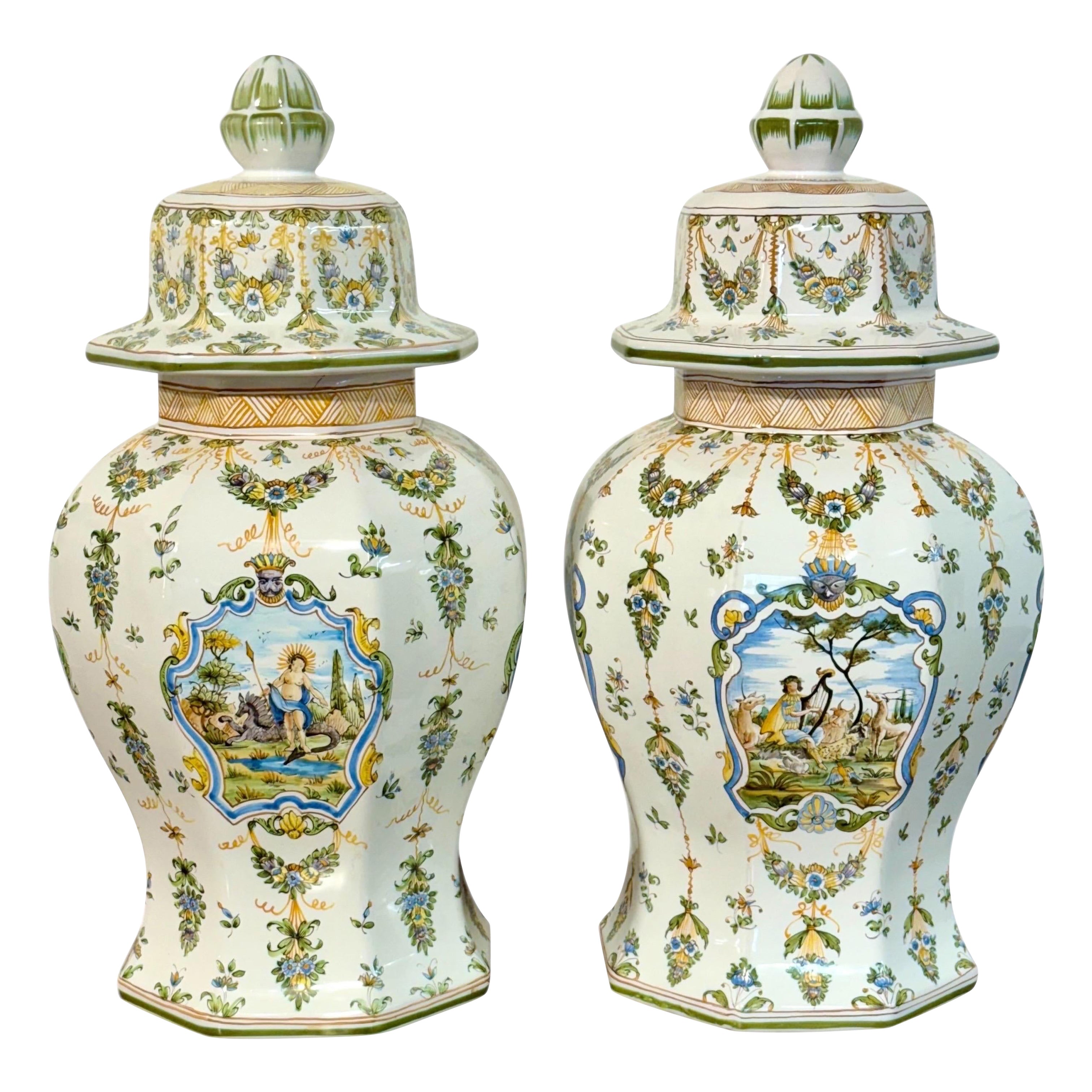 Coppia di vasi con coperchio in faience di Moustiers dipinti a mano e firmati Lallier in vendita